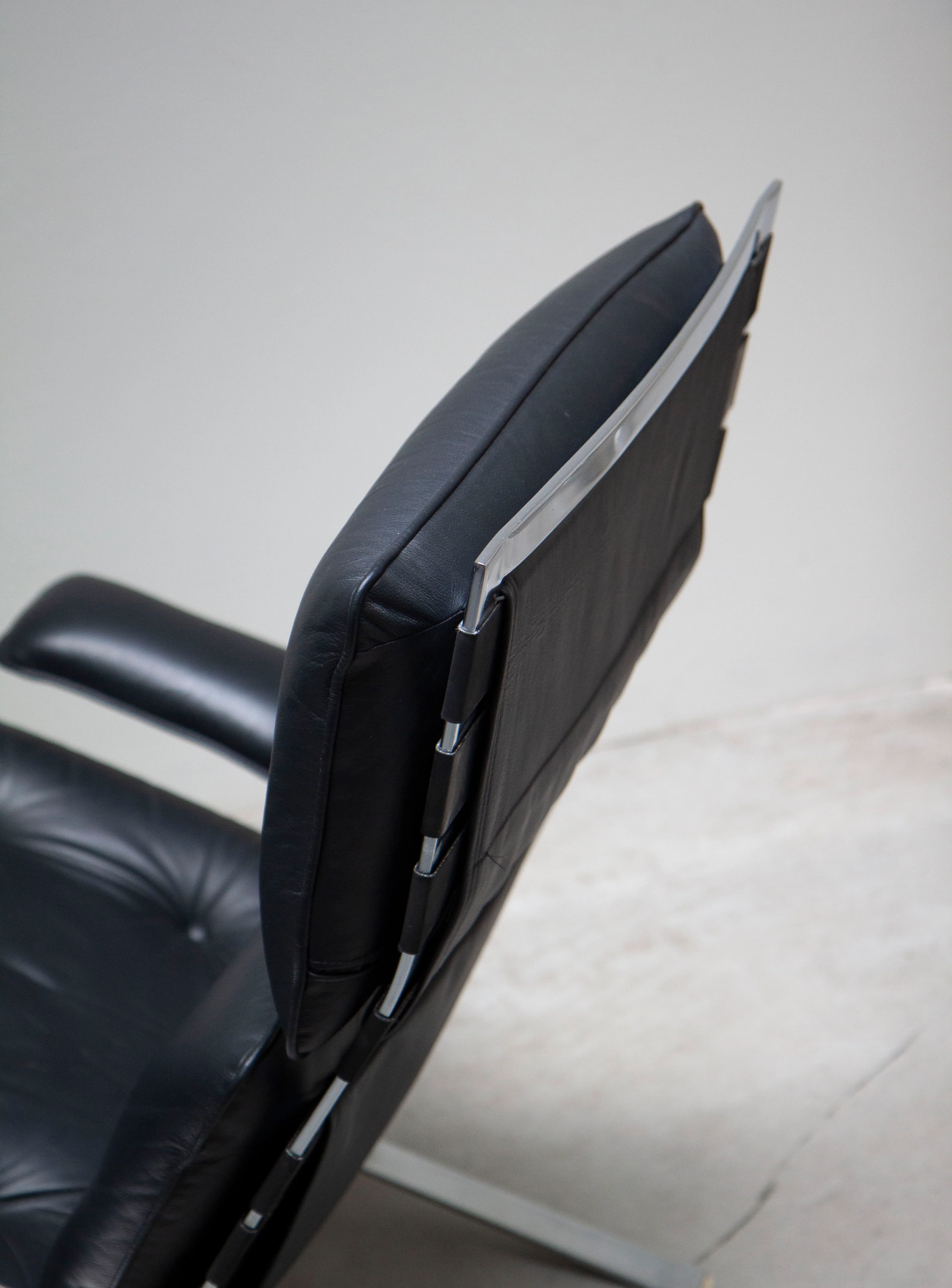 Airborne High Joker Lounge Chair & Ottoman by Olivier Mourgue - Image 16