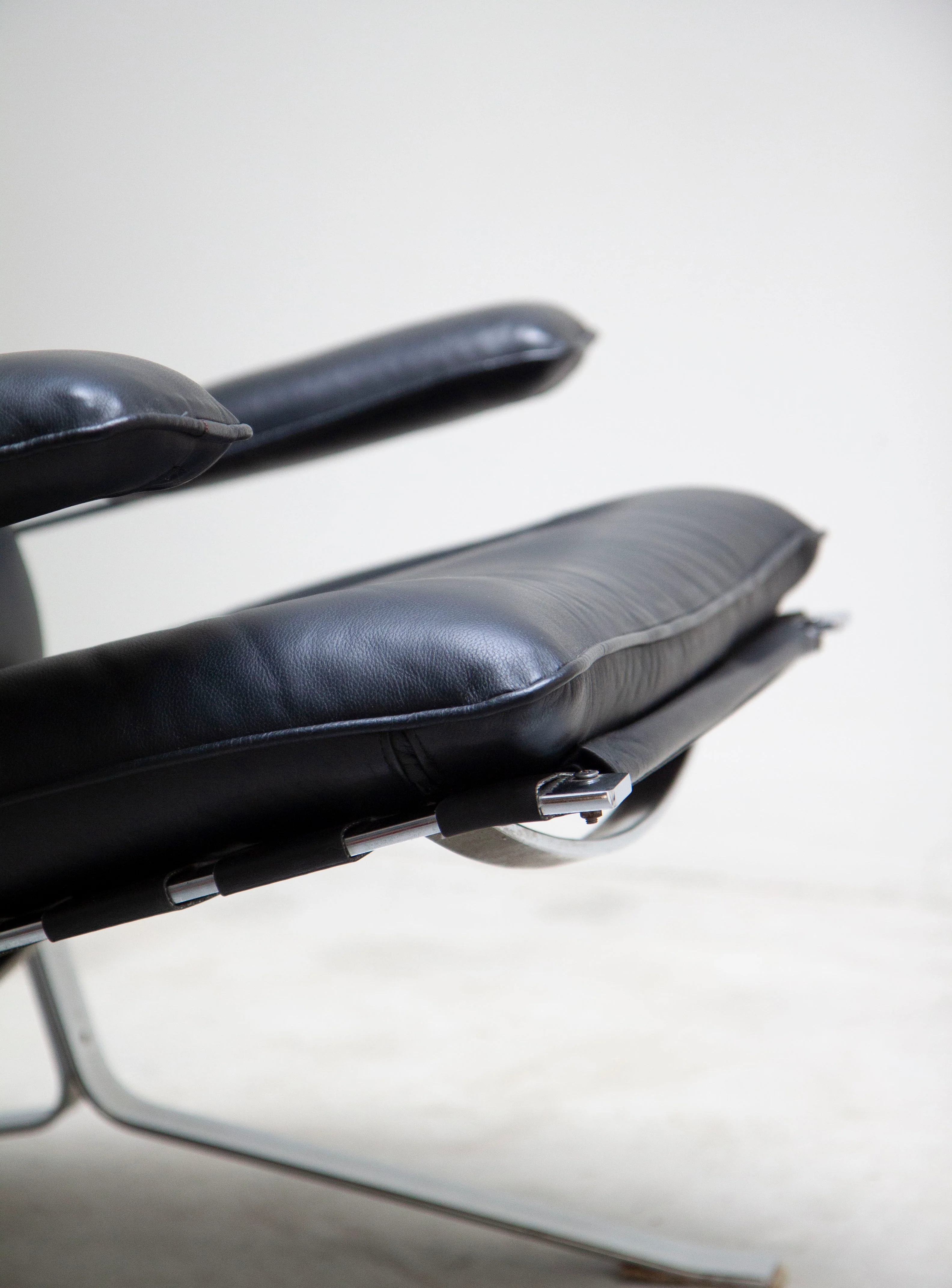 Airborne High Joker Lounge Chair & Ottoman by Olivier Mourgue - Image 18