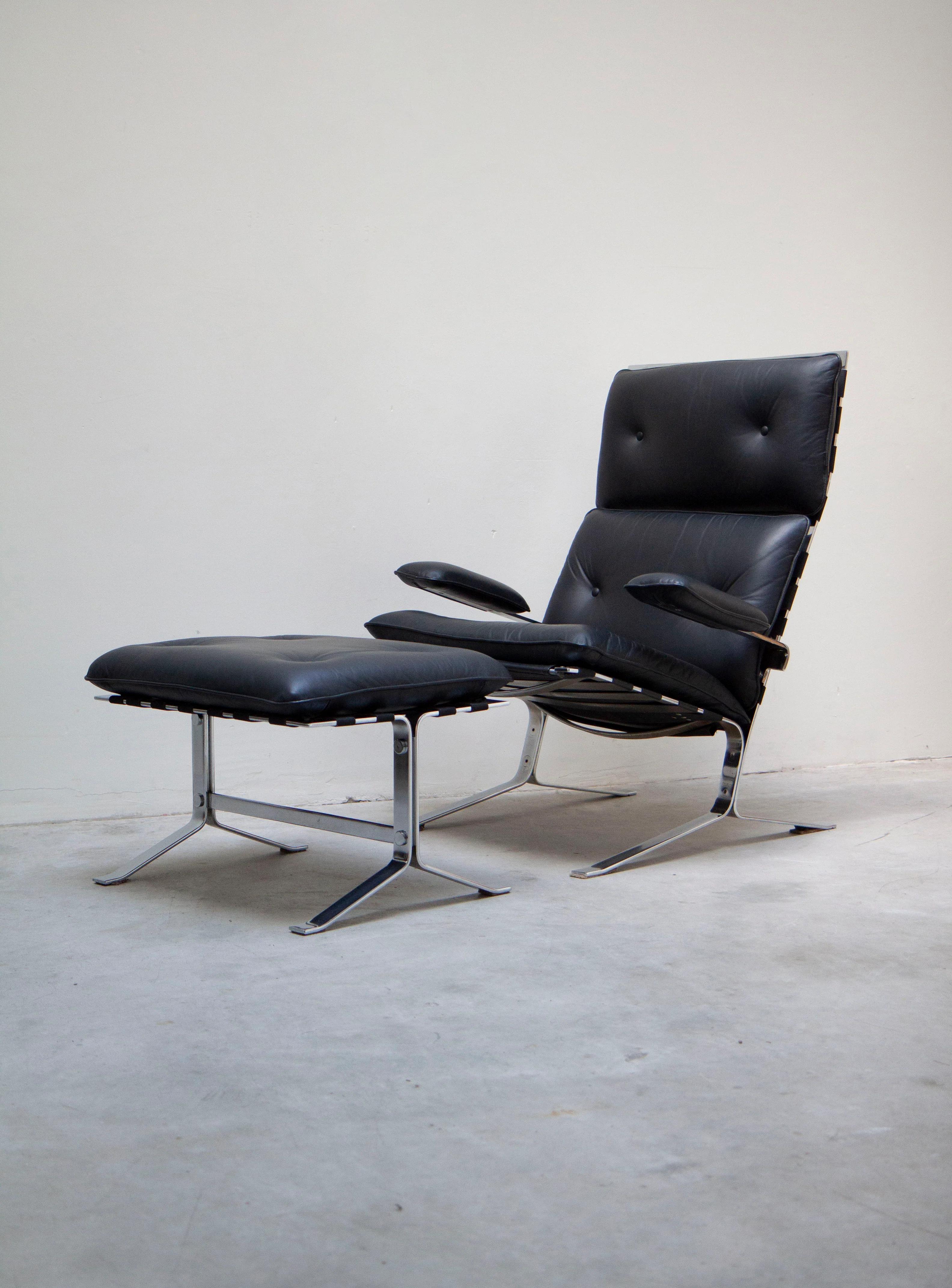 Airborne High Joker Lounge Chair & Ottoman by Olivier Mourgue - Image 4