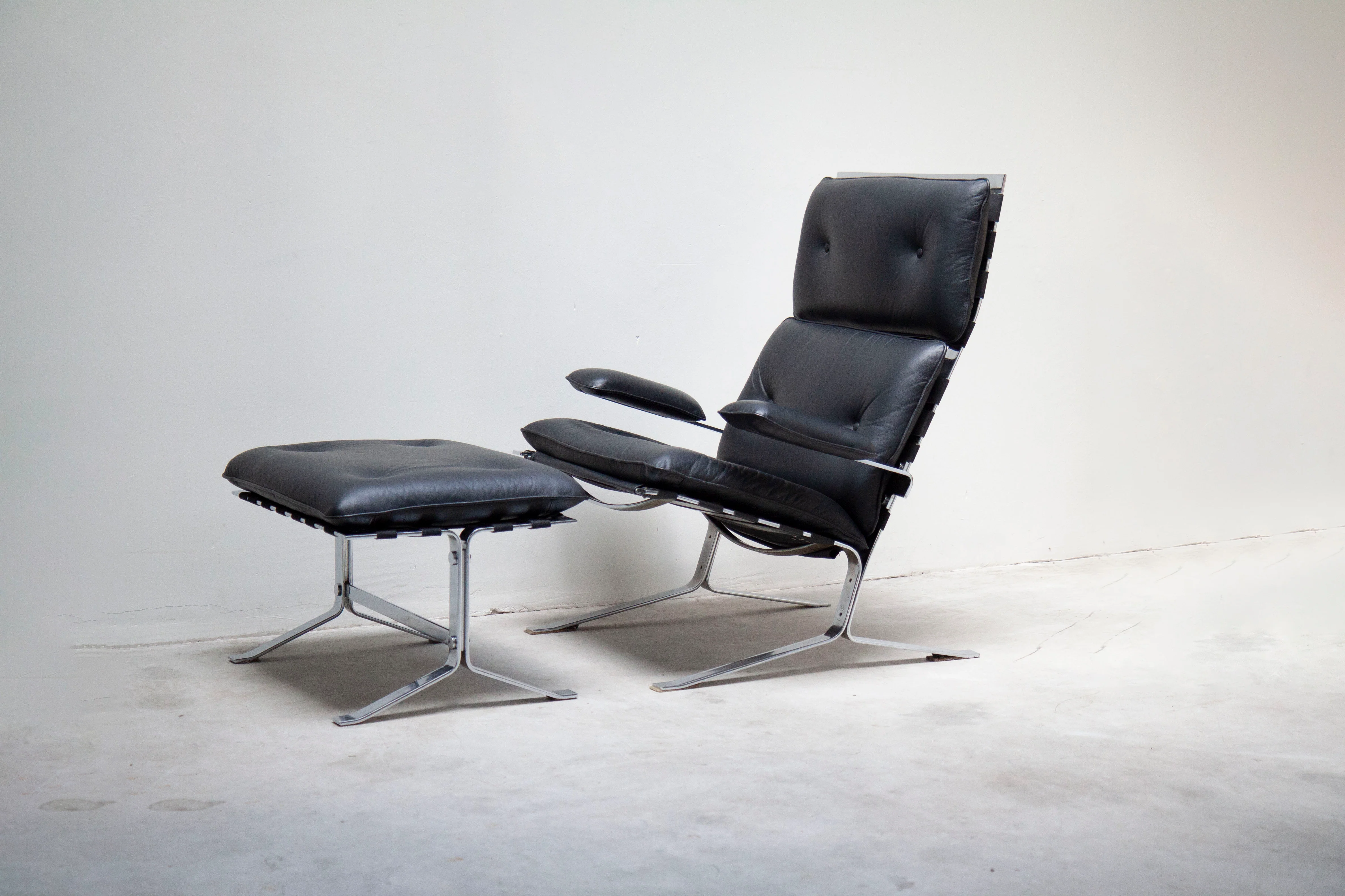 Airborne High Joker Lounge Chair & Ottoman by Olivier Mourgue - Image 6