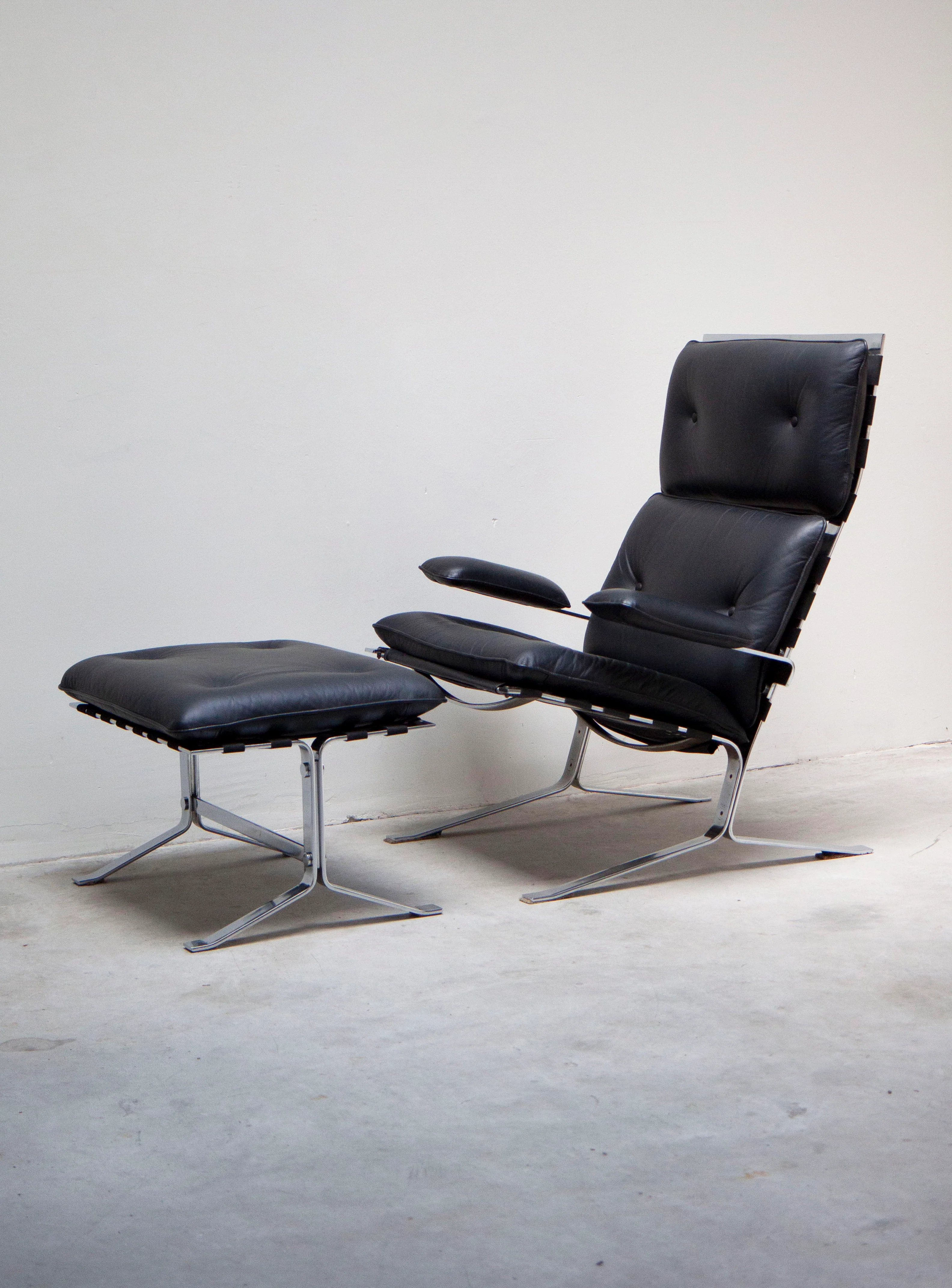 Airborne High Joker Lounge Chair & Ottoman by Olivier Mourgue - Image 9