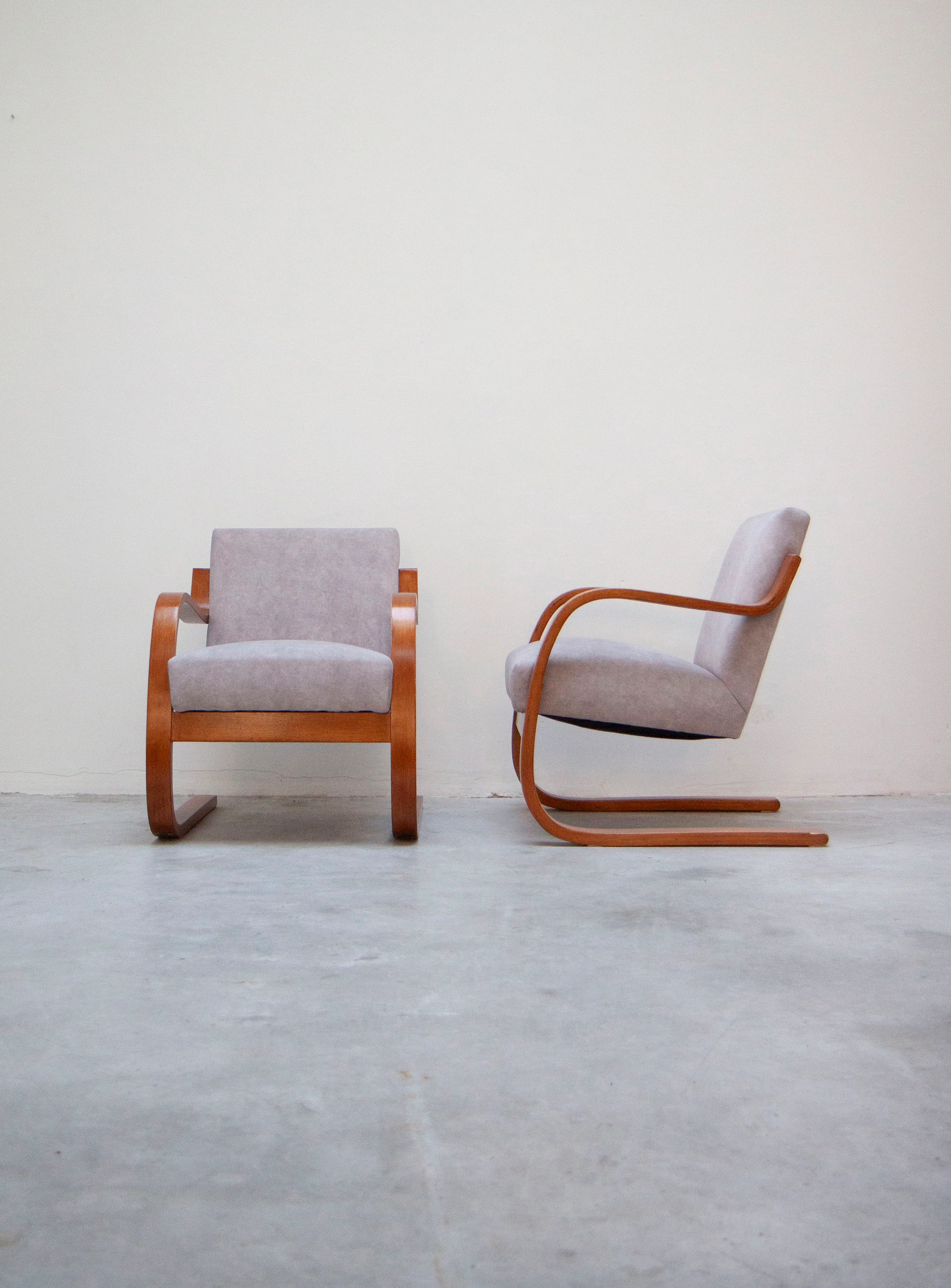 Artek 402 "Atelje" Lounge Chair by Alvar Aalto (Grey) - Image 4