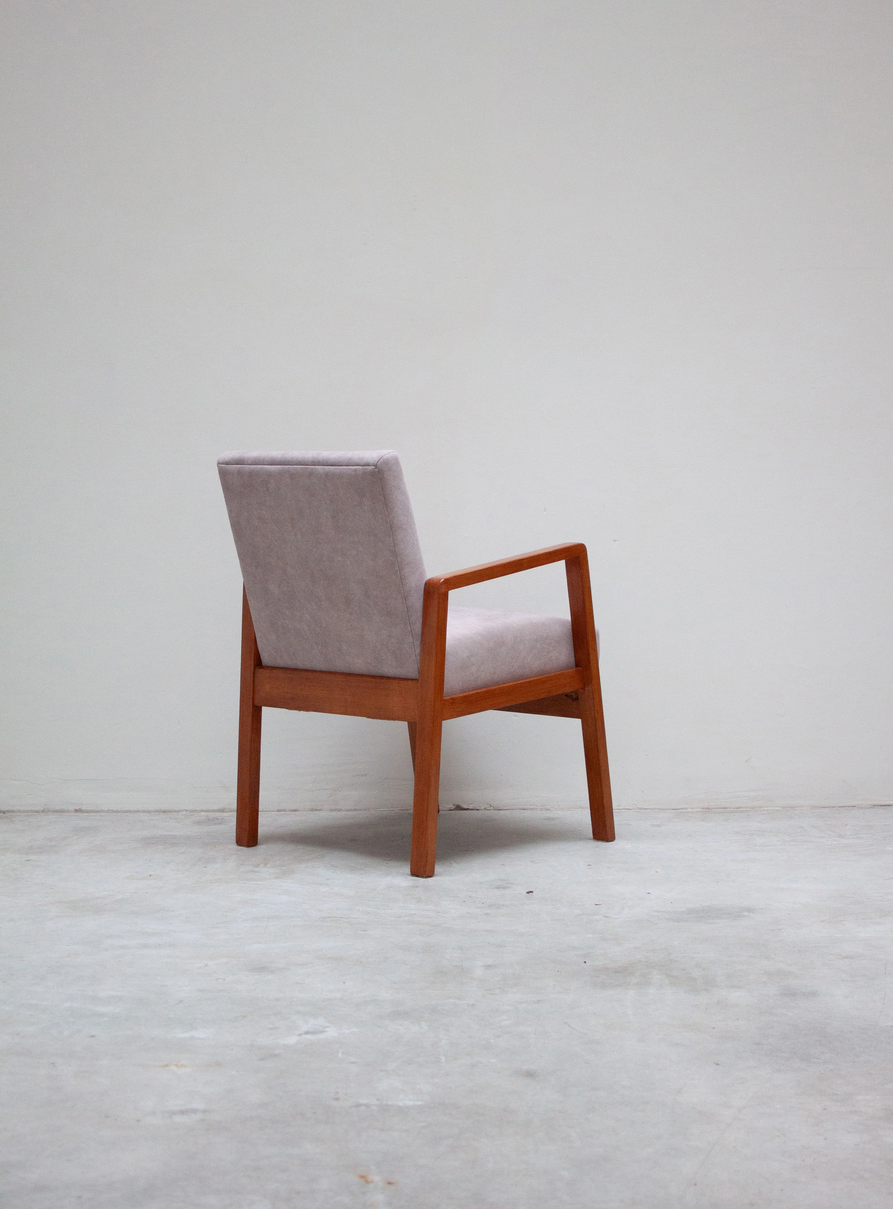 Artek 404 Hallway Chair by Alvar Aalto (Grey) - Image 11
