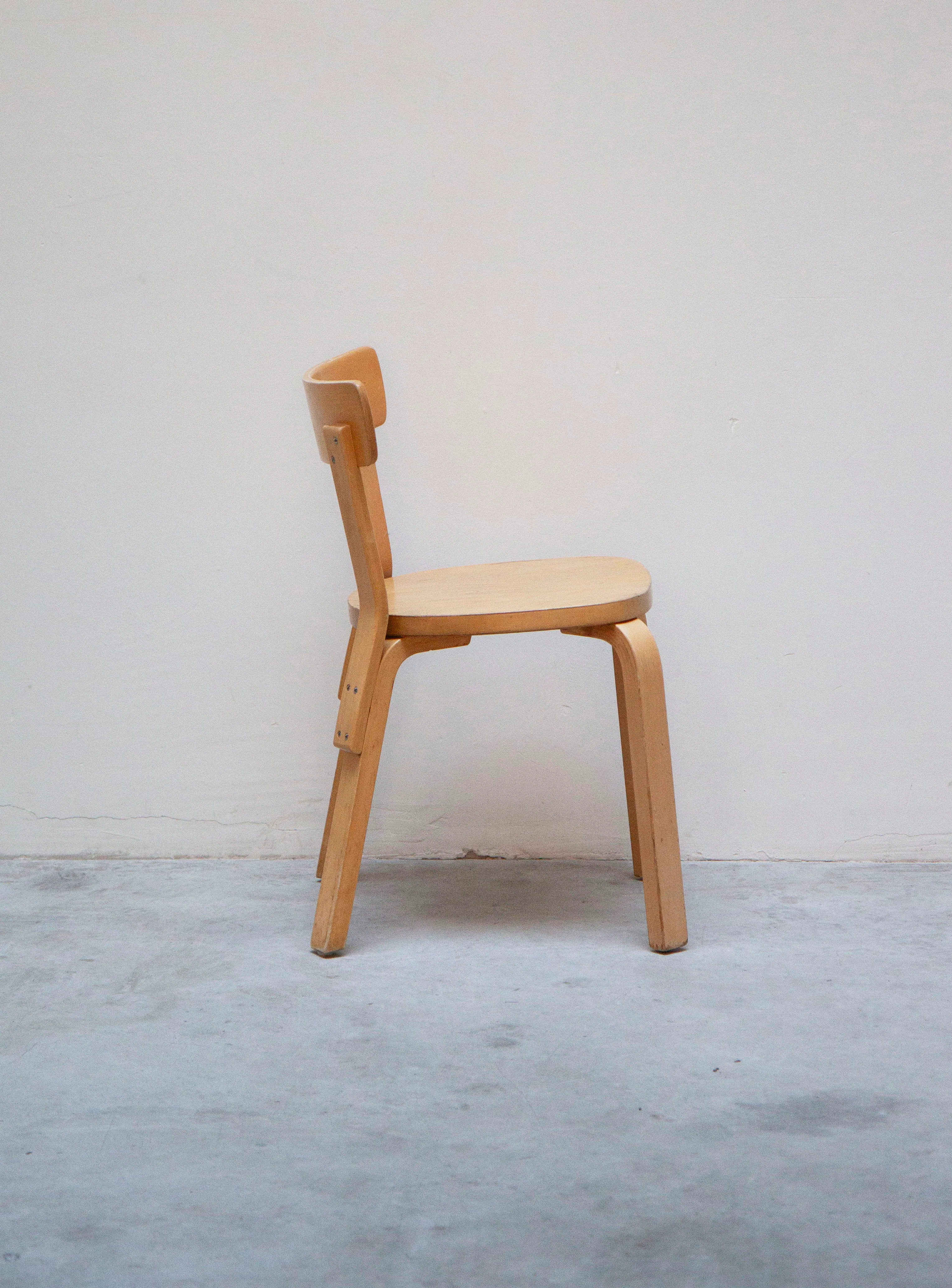 Artek 69 Chair by Alvar Aalto (1950s) - Image 5