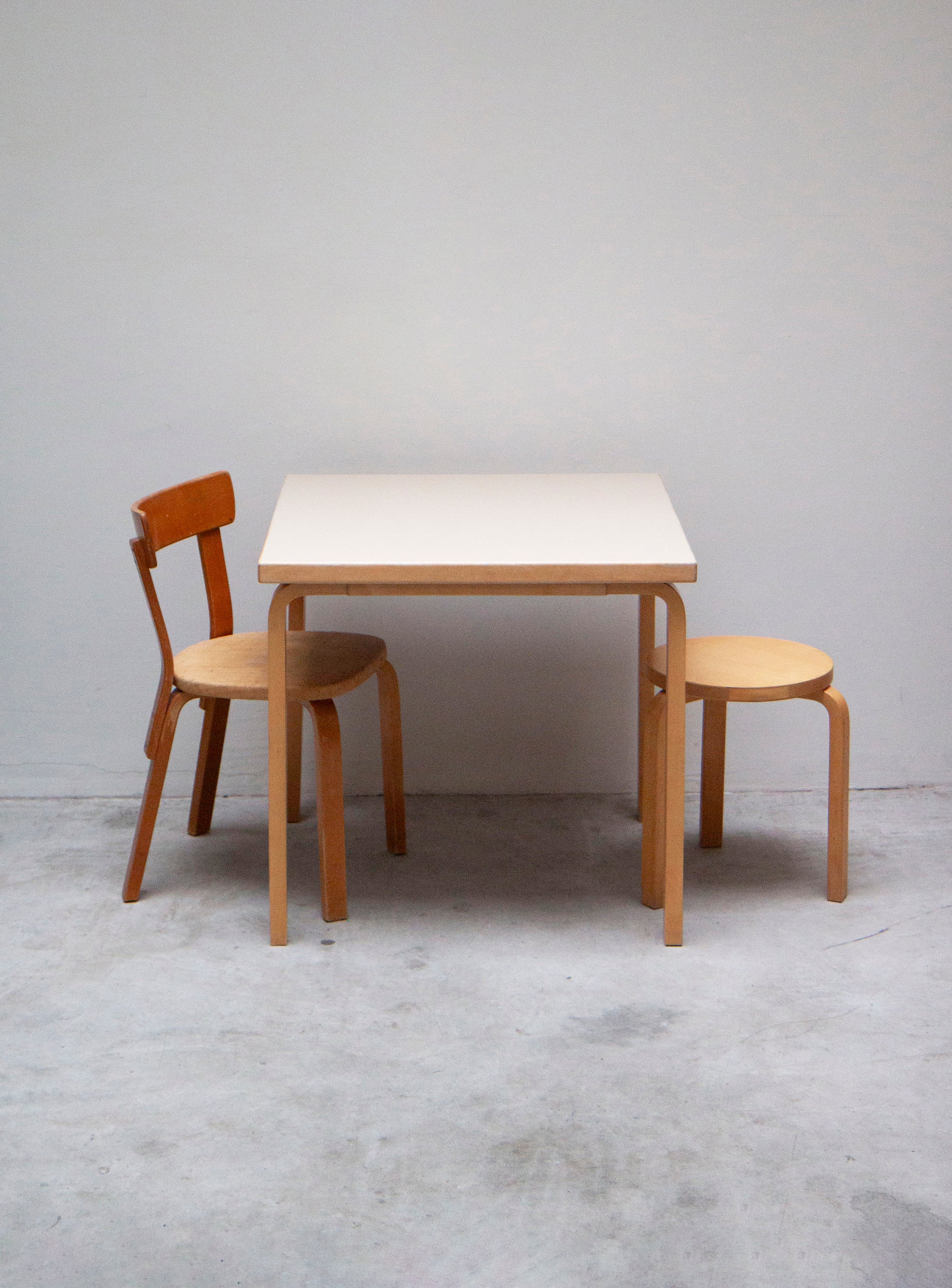 Artek 81C Dining Table by Alvar Aalto (Beige) - Image 18