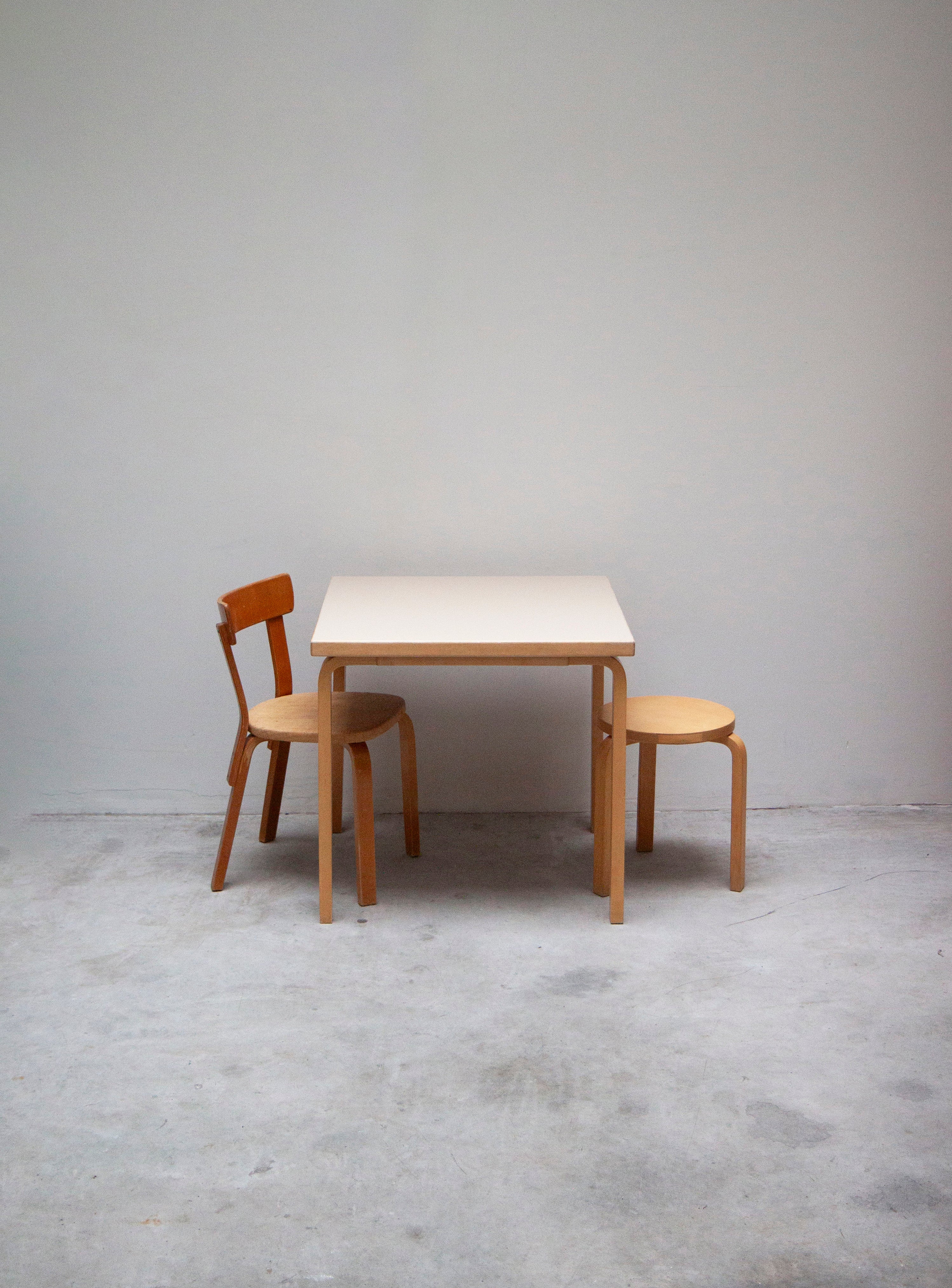 Artek 81C Dining Table by Alvar Aalto (Beige) - Image 19