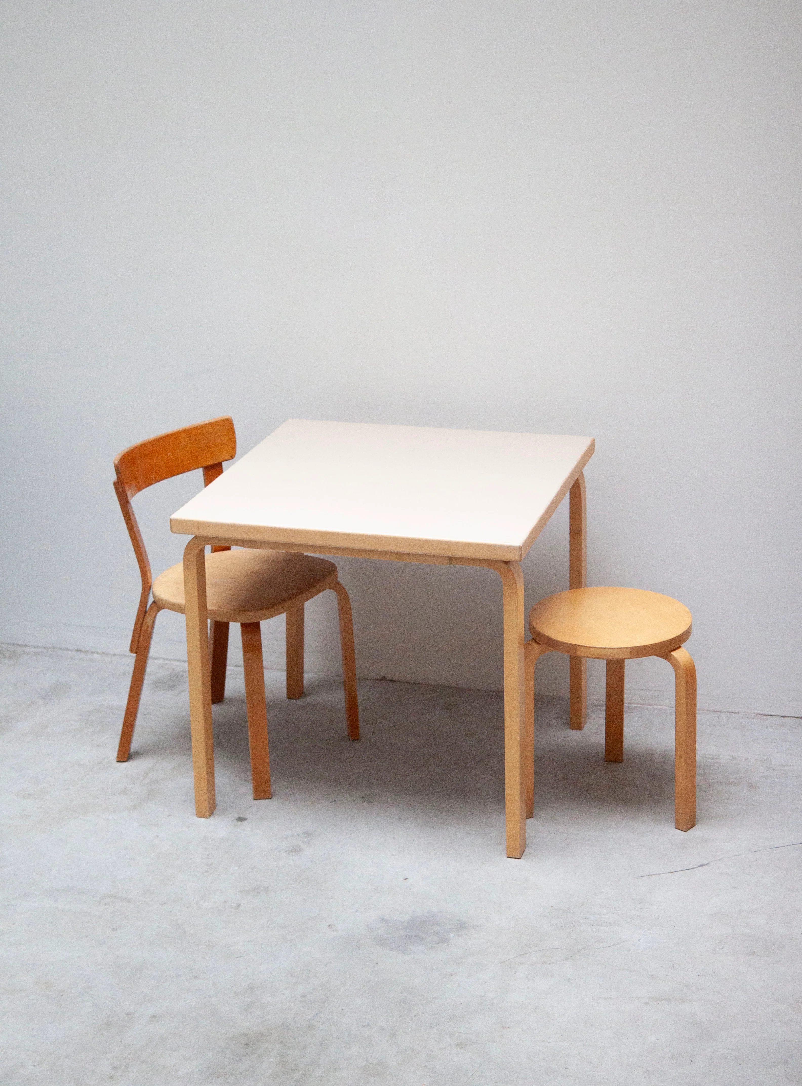 Artek 81C Dining Table by Alvar Aalto (Beige) - Image 20