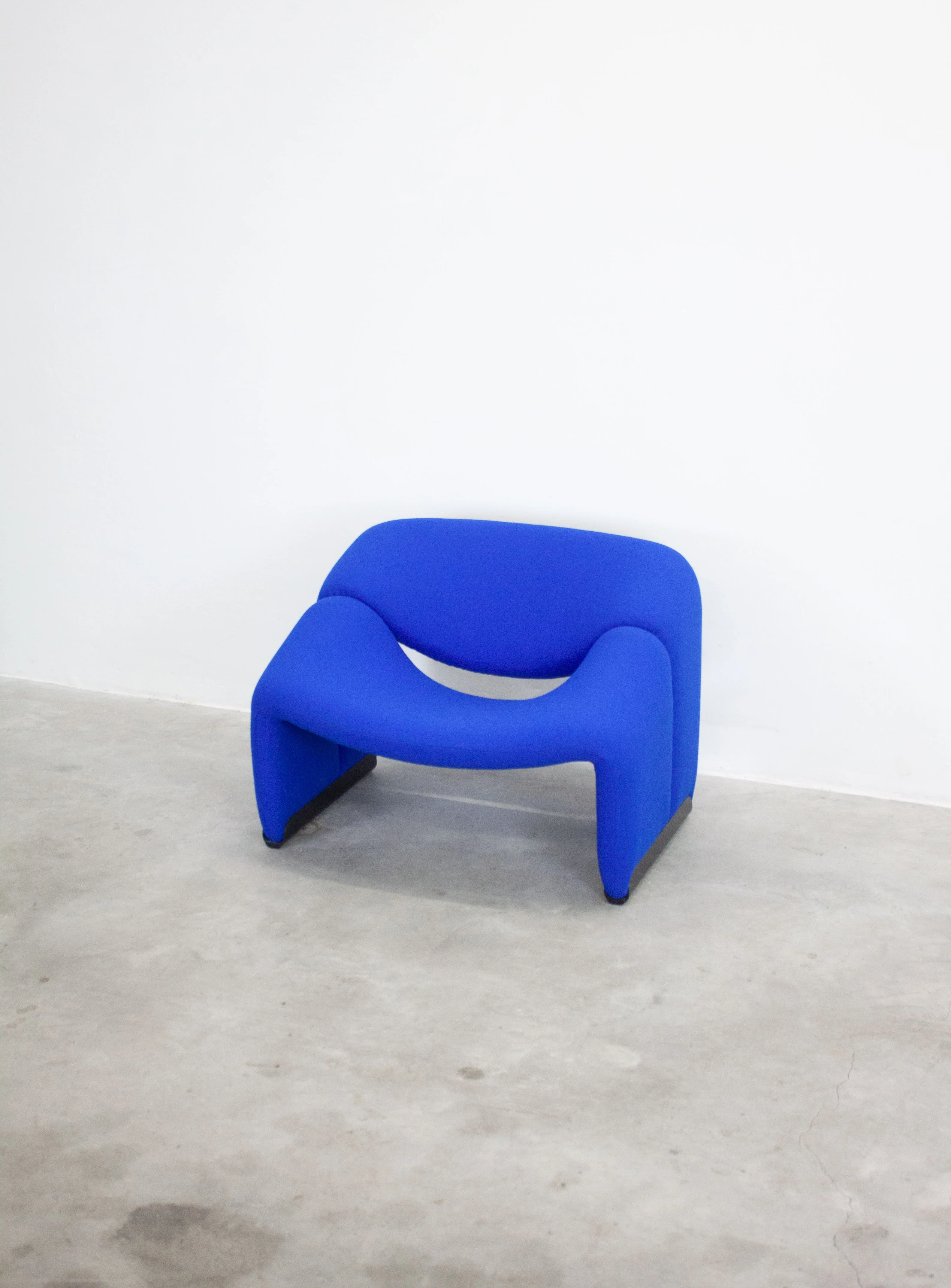 Artifort Groovy F598 Lounge Chair by Pierre Paulin (Cobalt Blue) - Image 4
