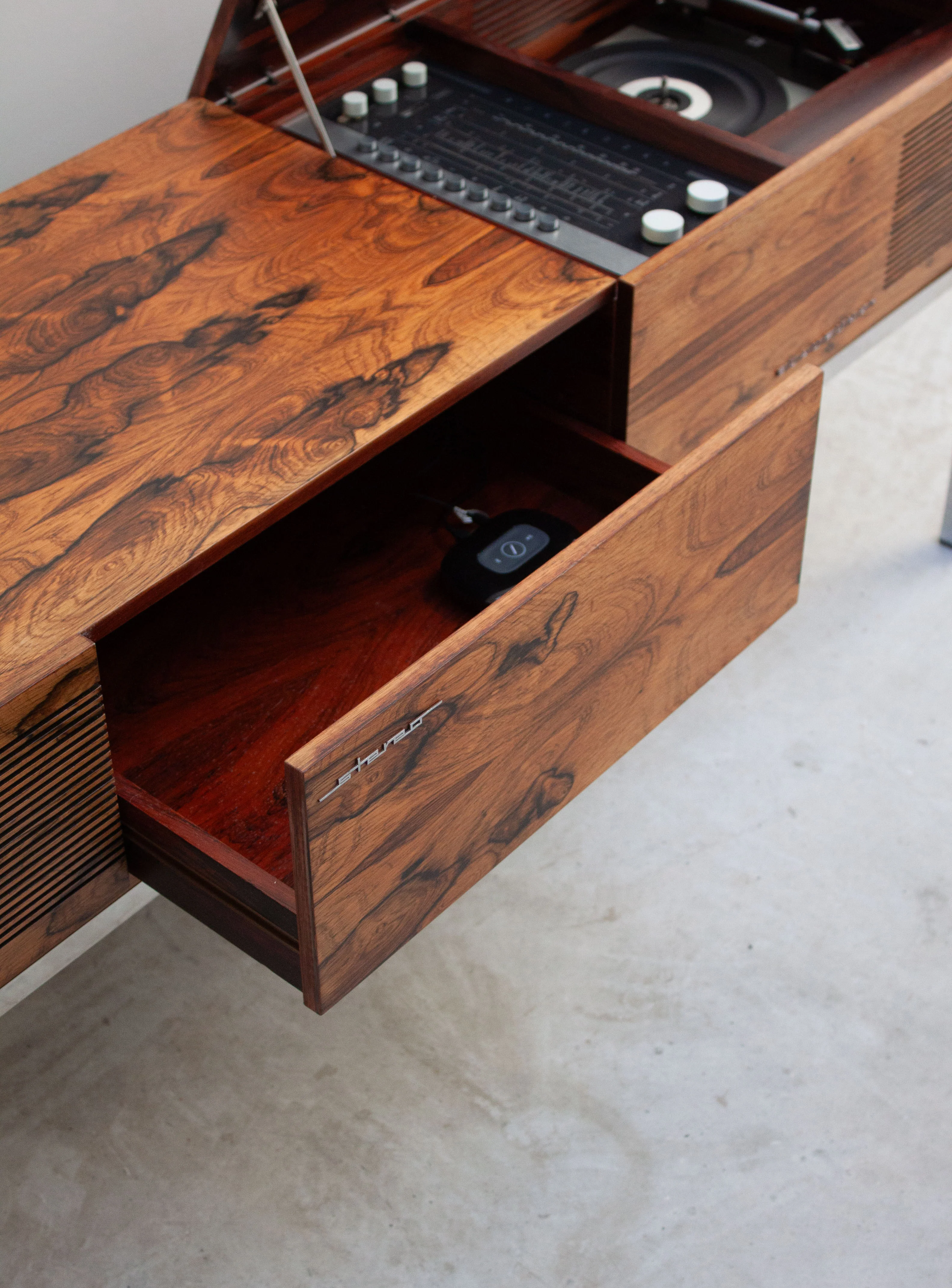 Blaupunkt Arizona Deluxe Stereo Cabinet (Rosewood) - Image 15