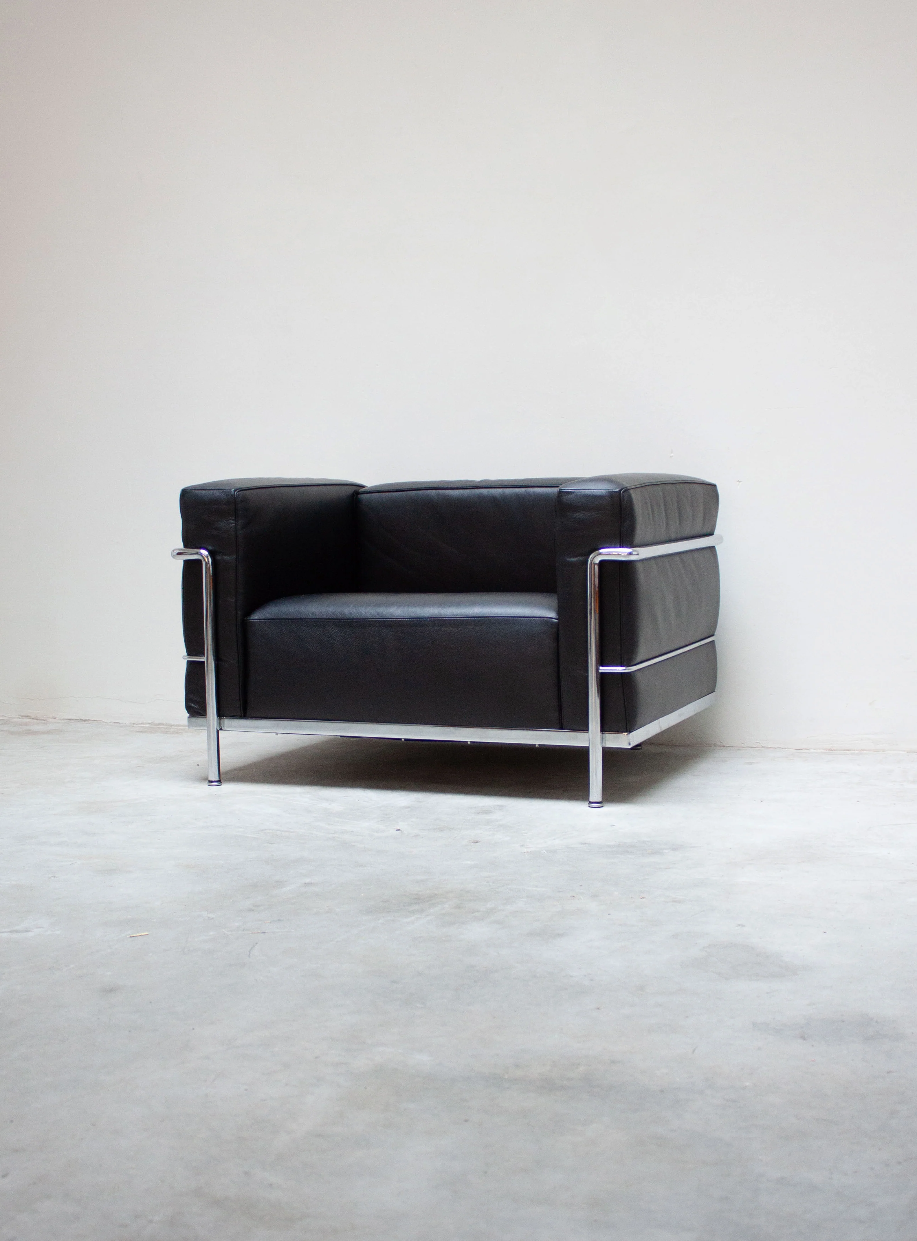 Cassina LC3 Lounge Chair by Le Corbusier (Black)