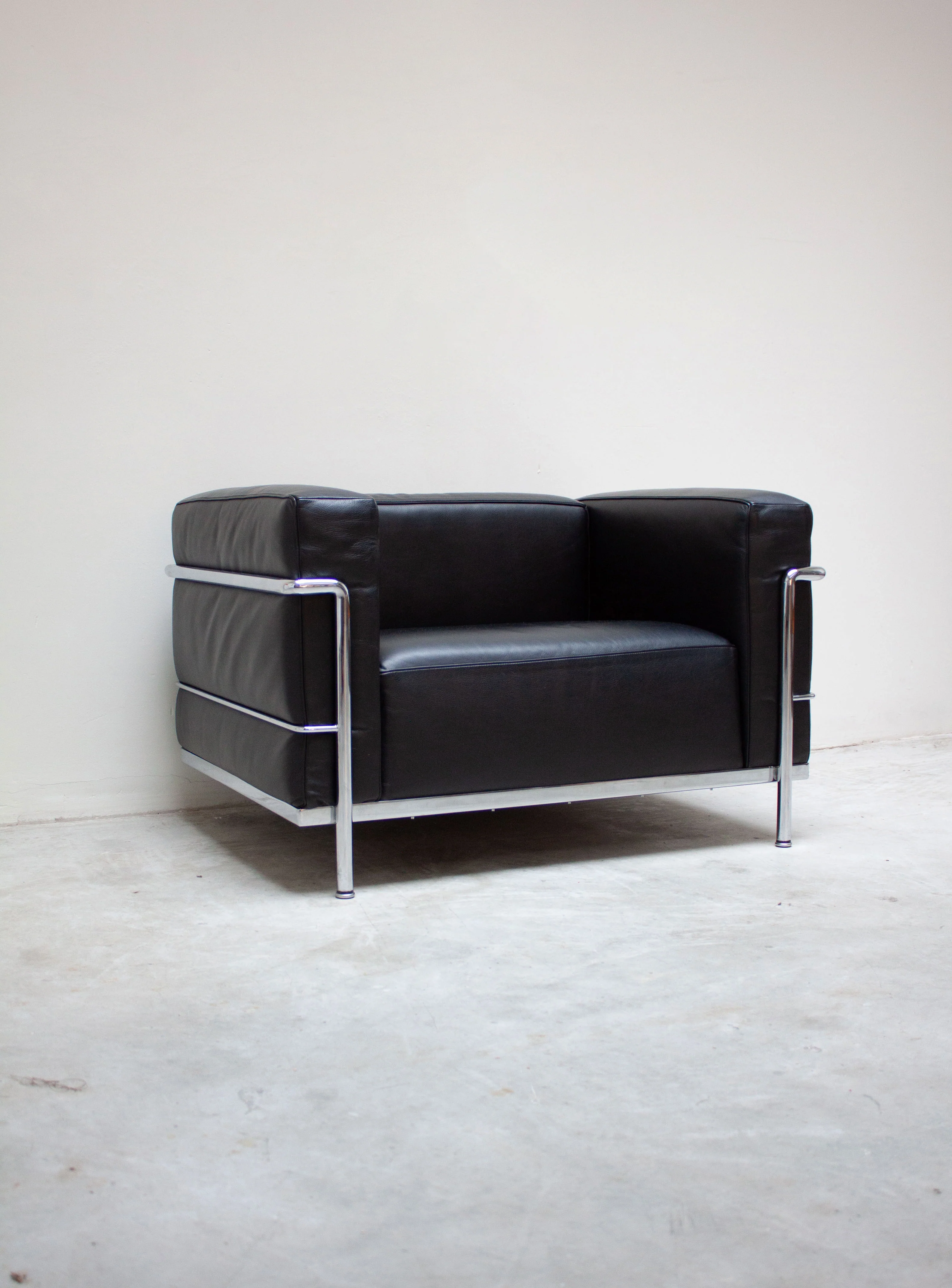 Cassina LC3 Lounge Chair by Le Corbusier (Black) - Image 3