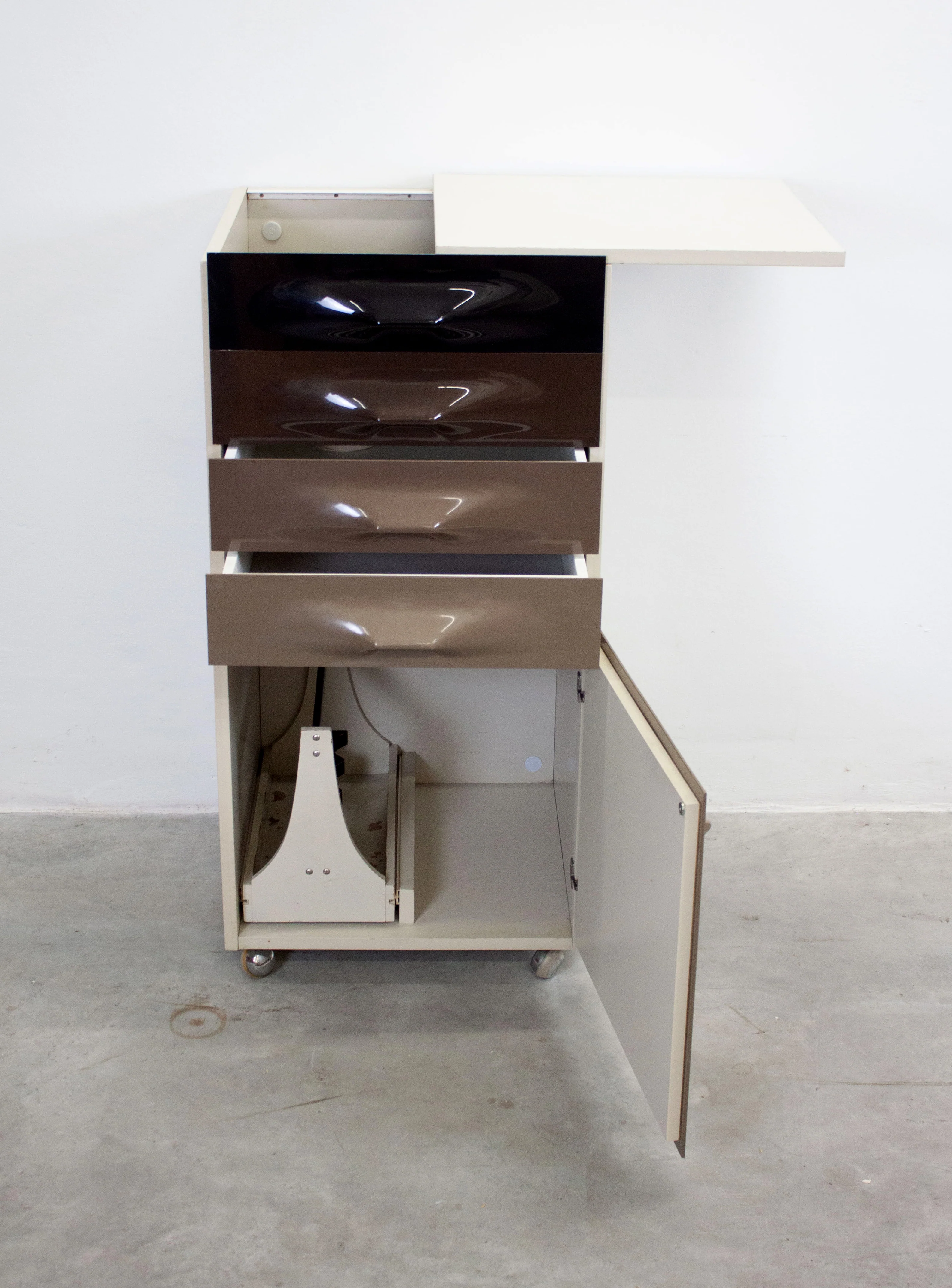 Doubinsky Frères DF2000 Bar Cabinet by Raymond Loewy - Image 29