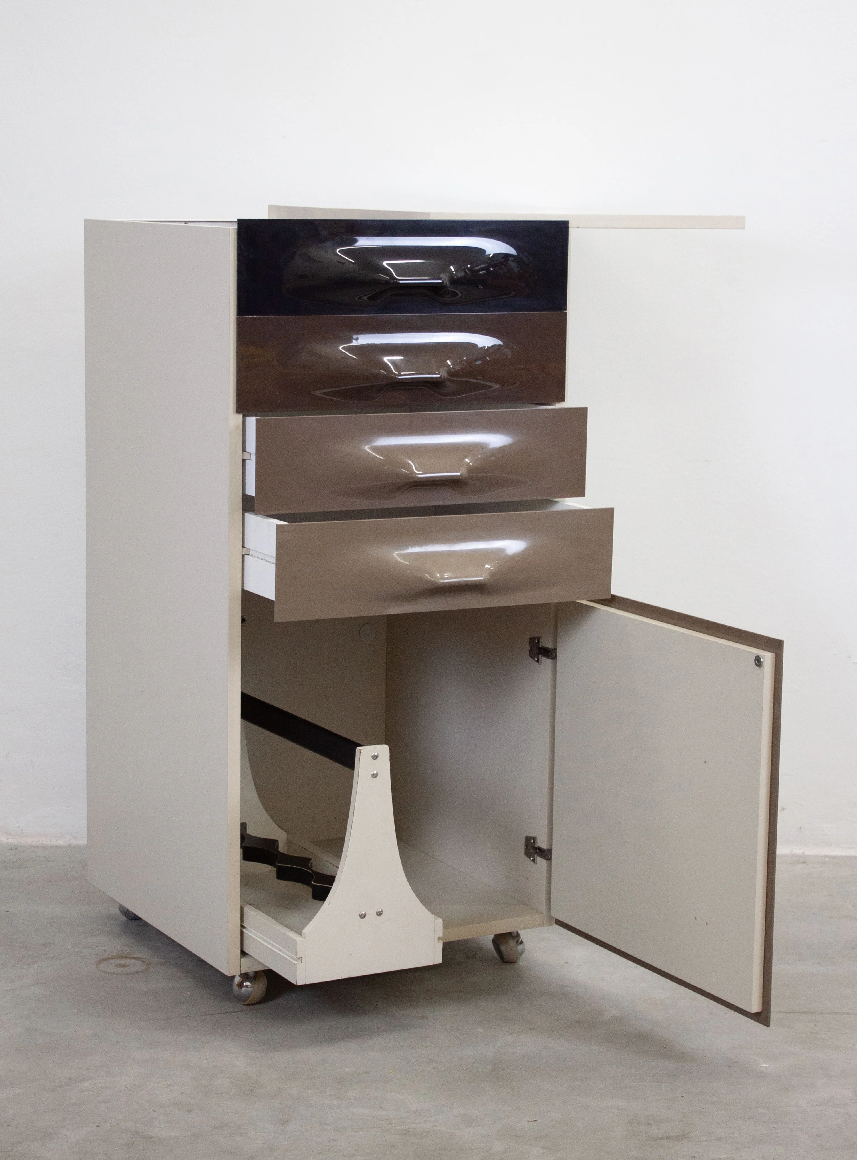 Doubinsky Frères DF2000 Bar Cabinet by Raymond Loewy - Image 30