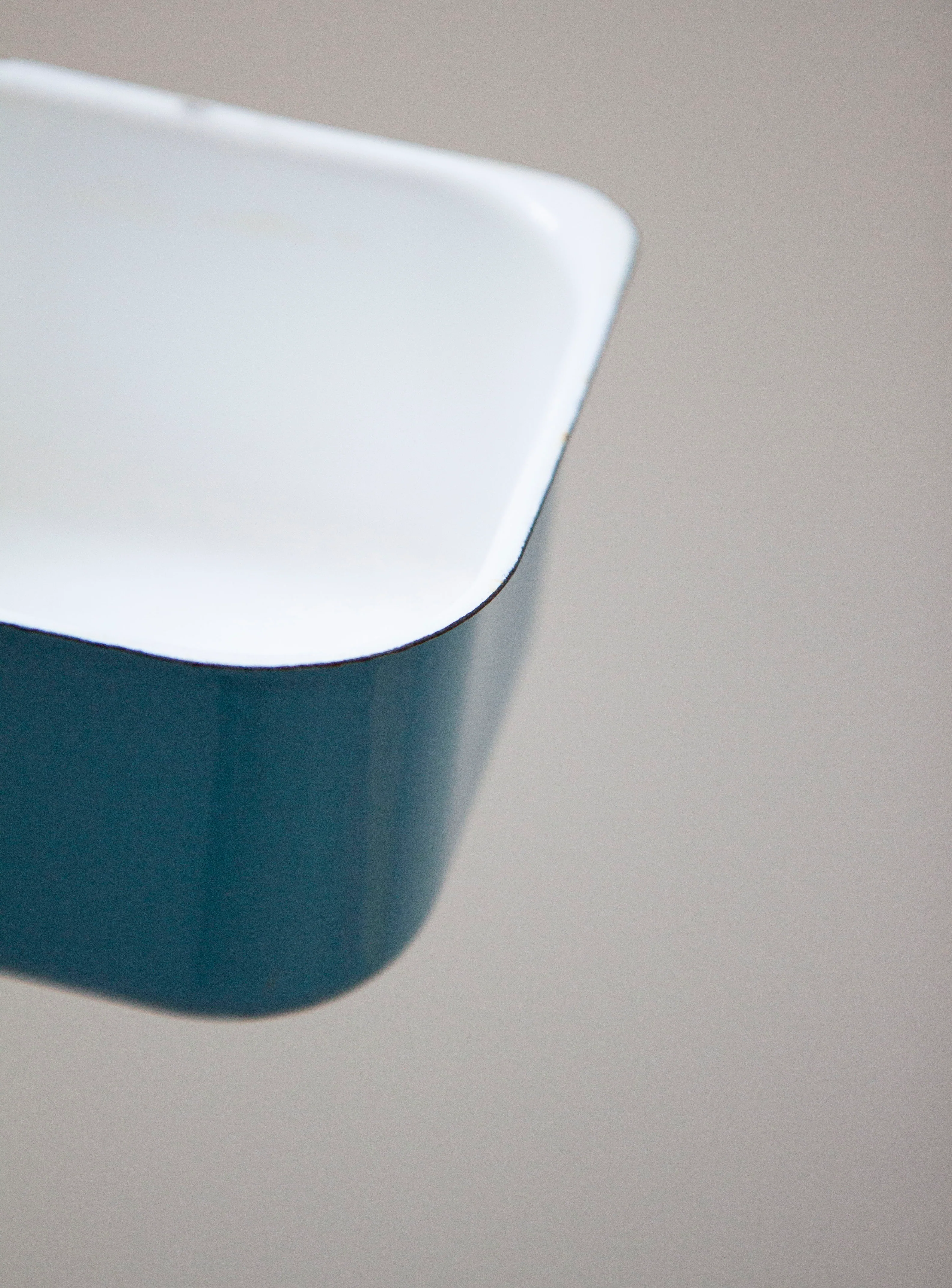 Finel Enamel Bowl with Lid by Kaj Franck (Blue/White) - Image 10