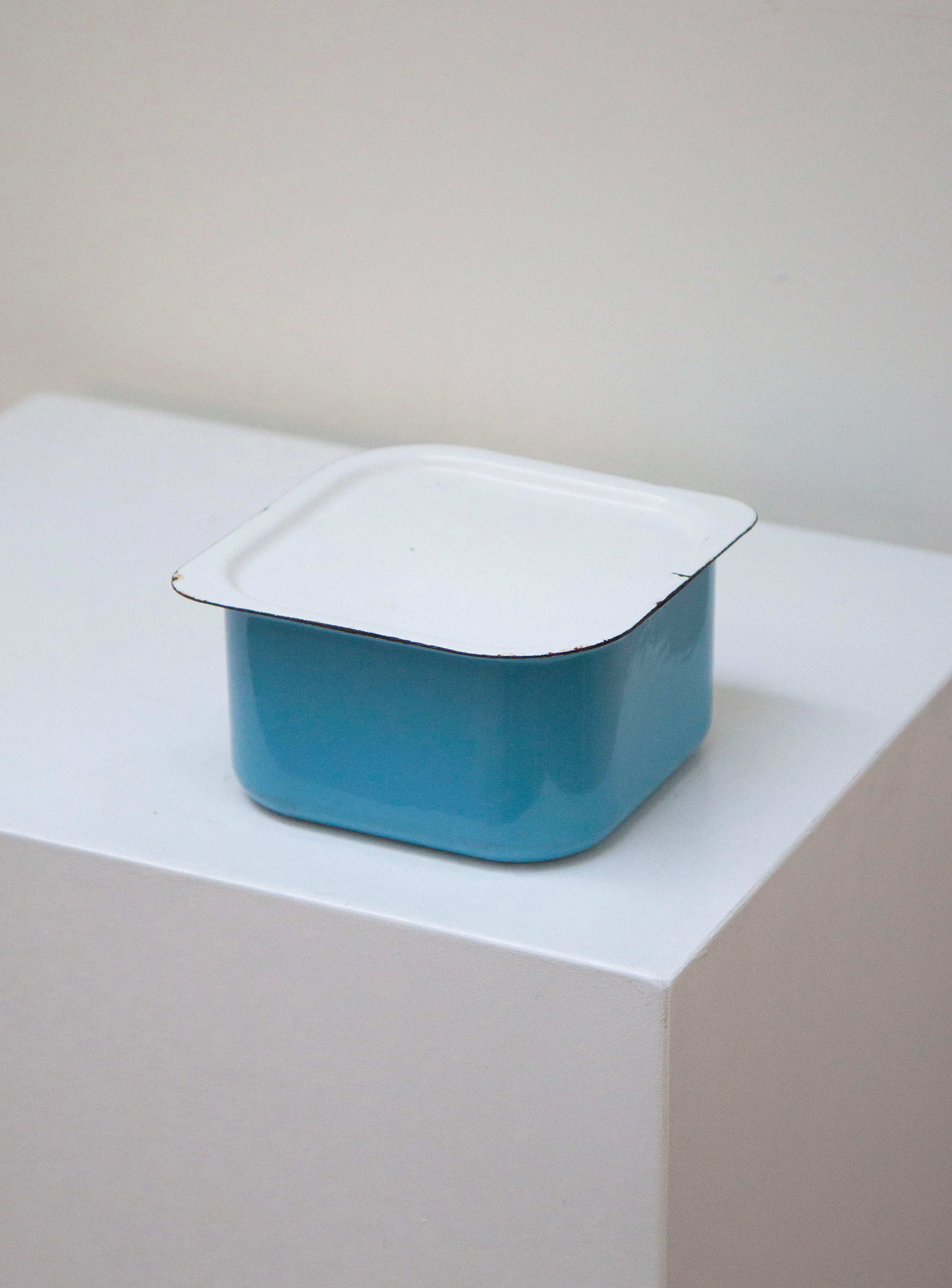 Finel Enamel Bowl with Lid by Kaj Franck (Blue/White) - Image 4