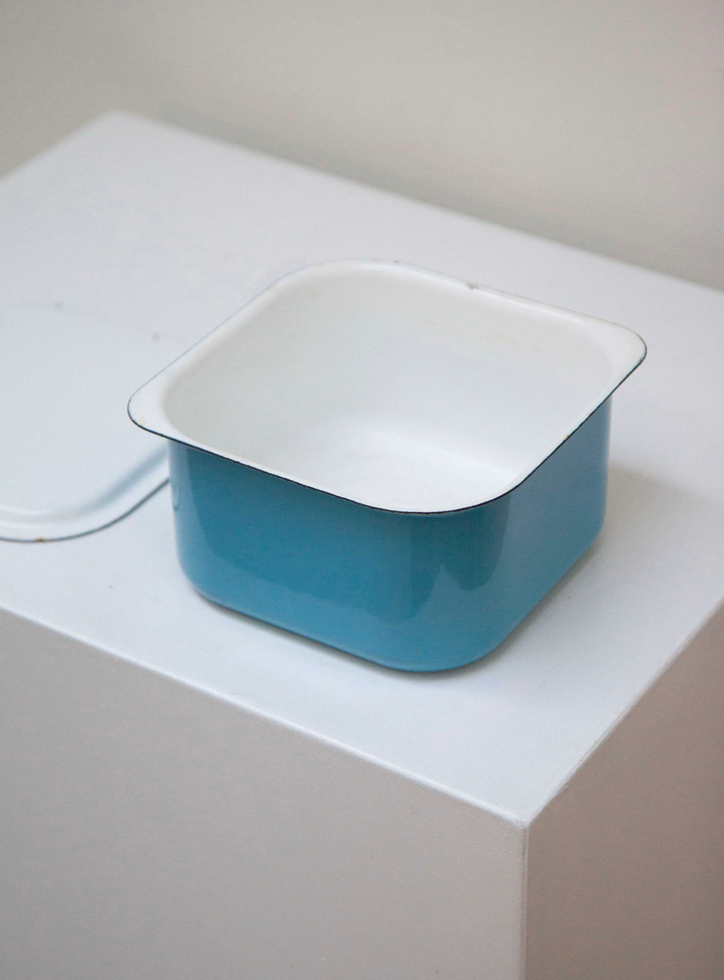 Finel Enamel Bowl with Lid by Kaj Franck (Blue/White) - Image 6