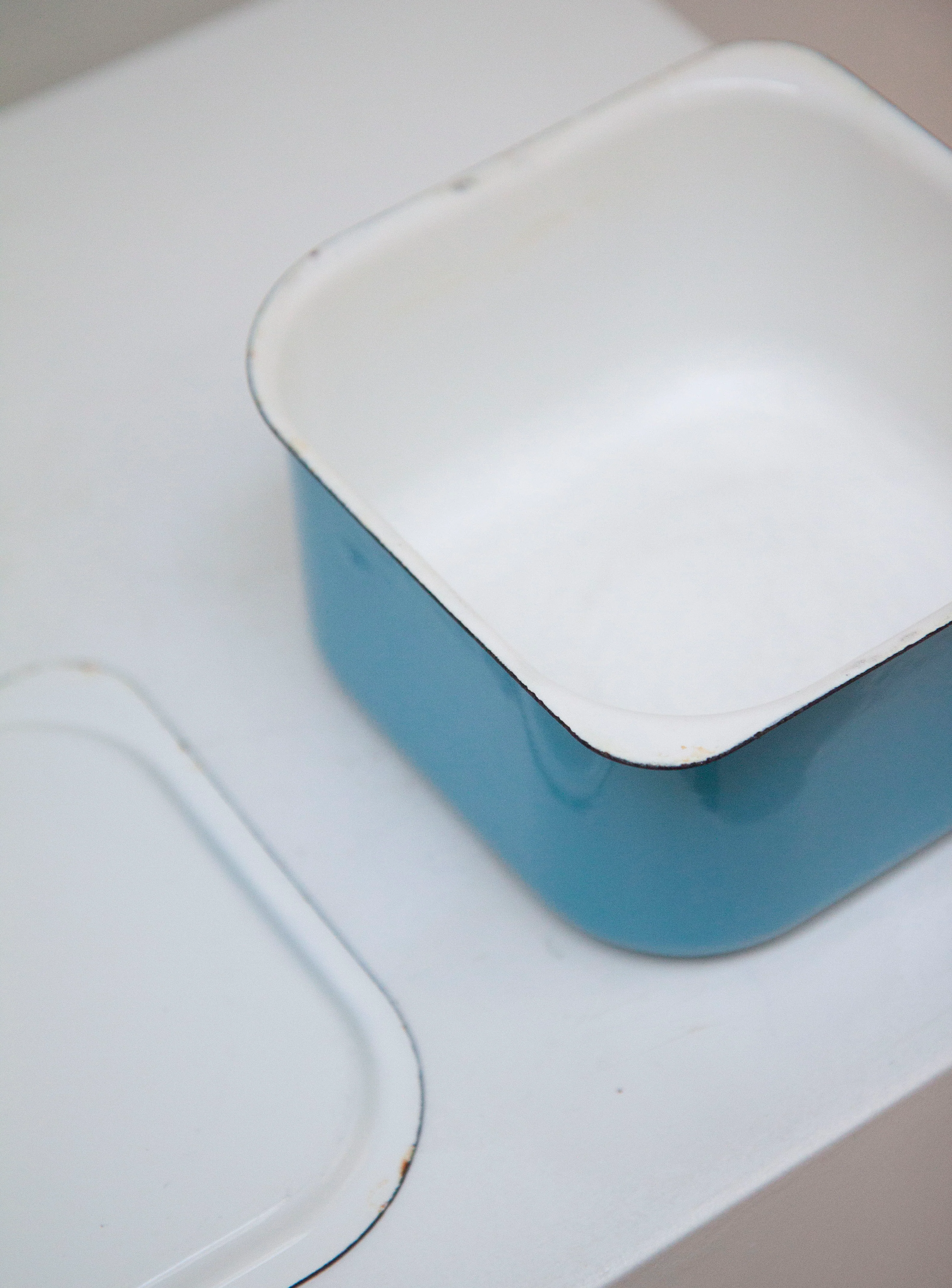 Finel Enamel Bowl with Lid by Kaj Franck (Blue/White) - Image 7