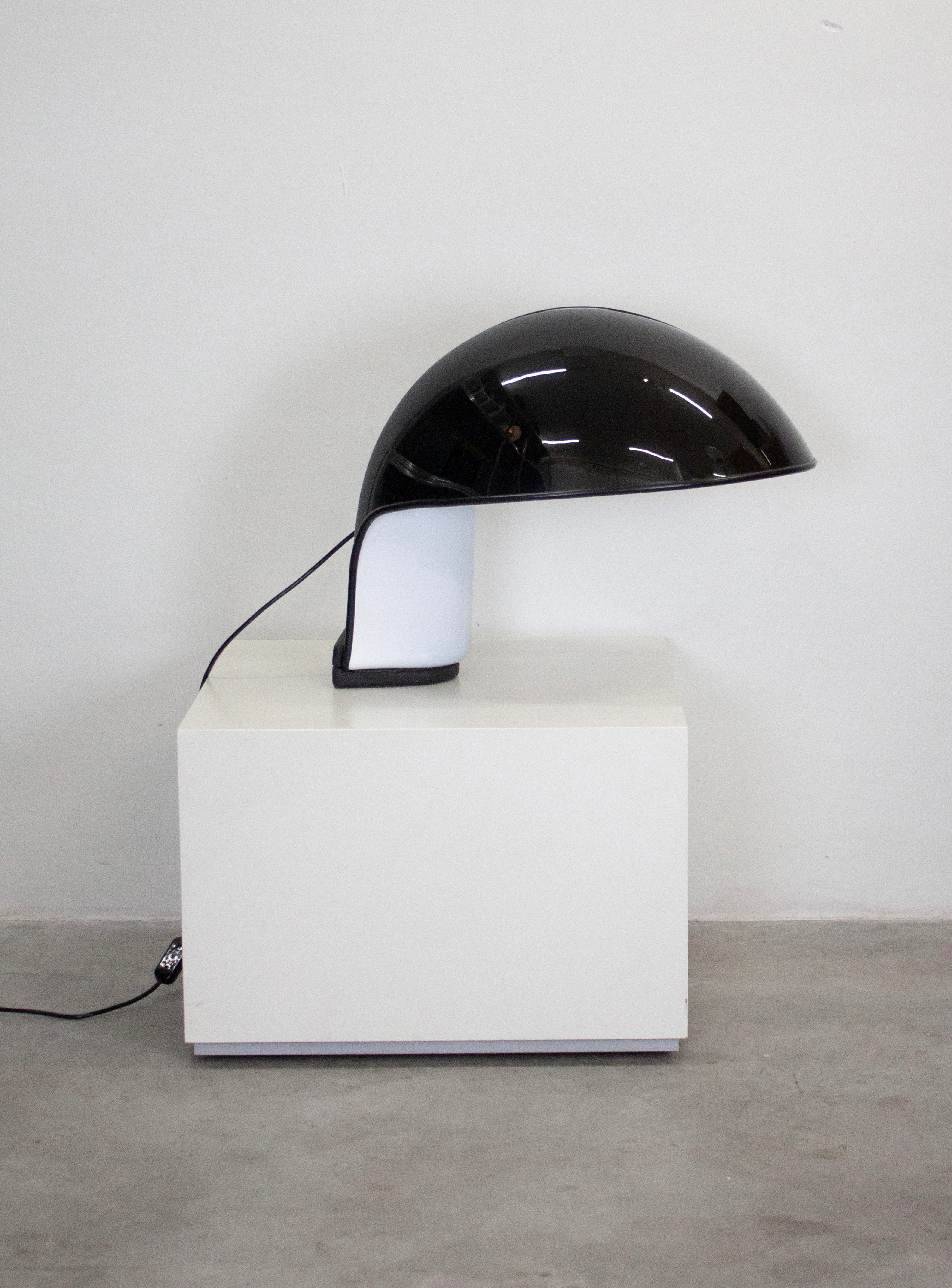 Harvey Guzzini Albanella Table Lamp by Sergio Brazzoli & Ermanno Lampa (Black) - Image 4