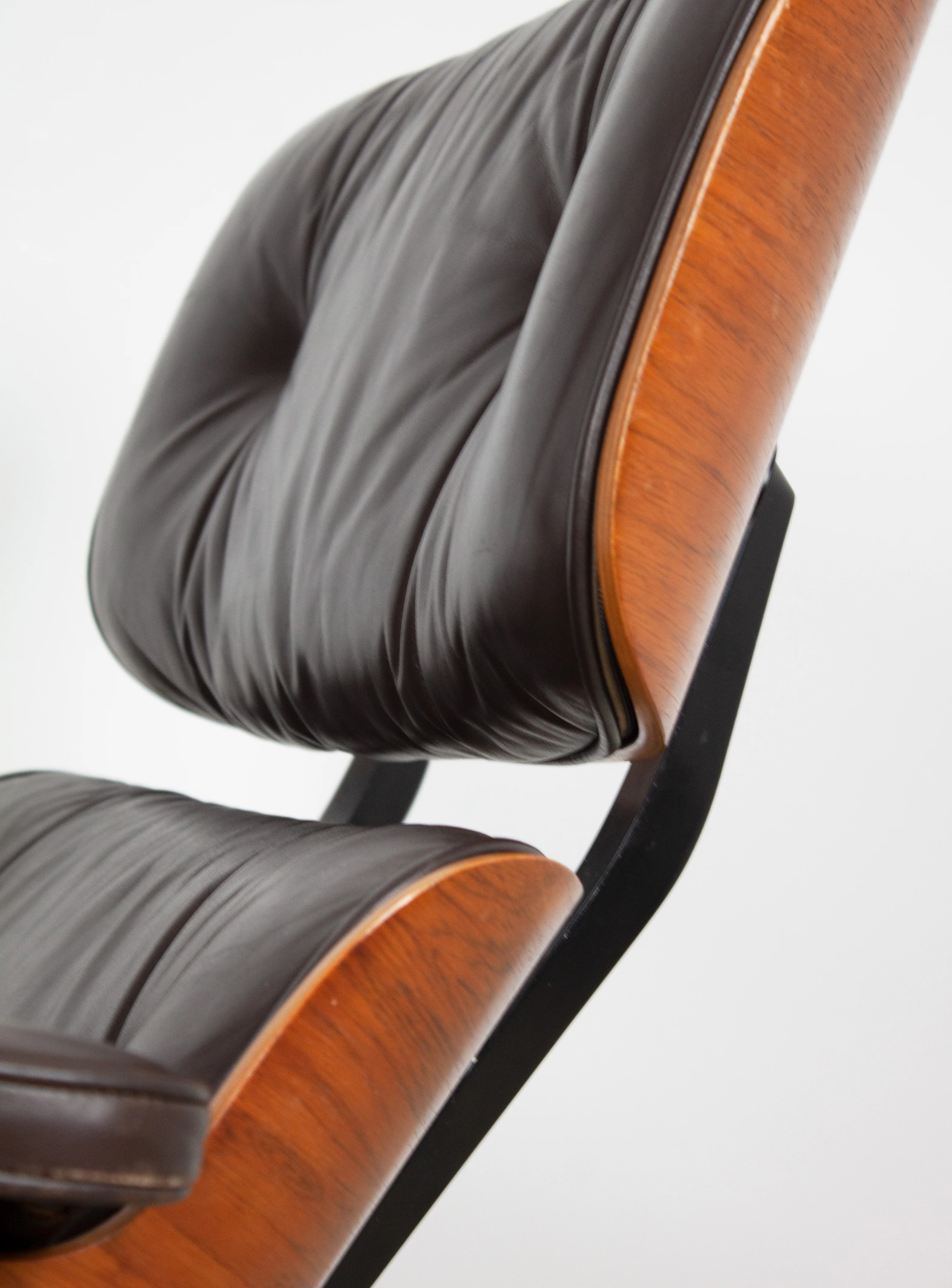 Herman Miller Eames Lounge Chair by Charles and Ray Eames - Image 11