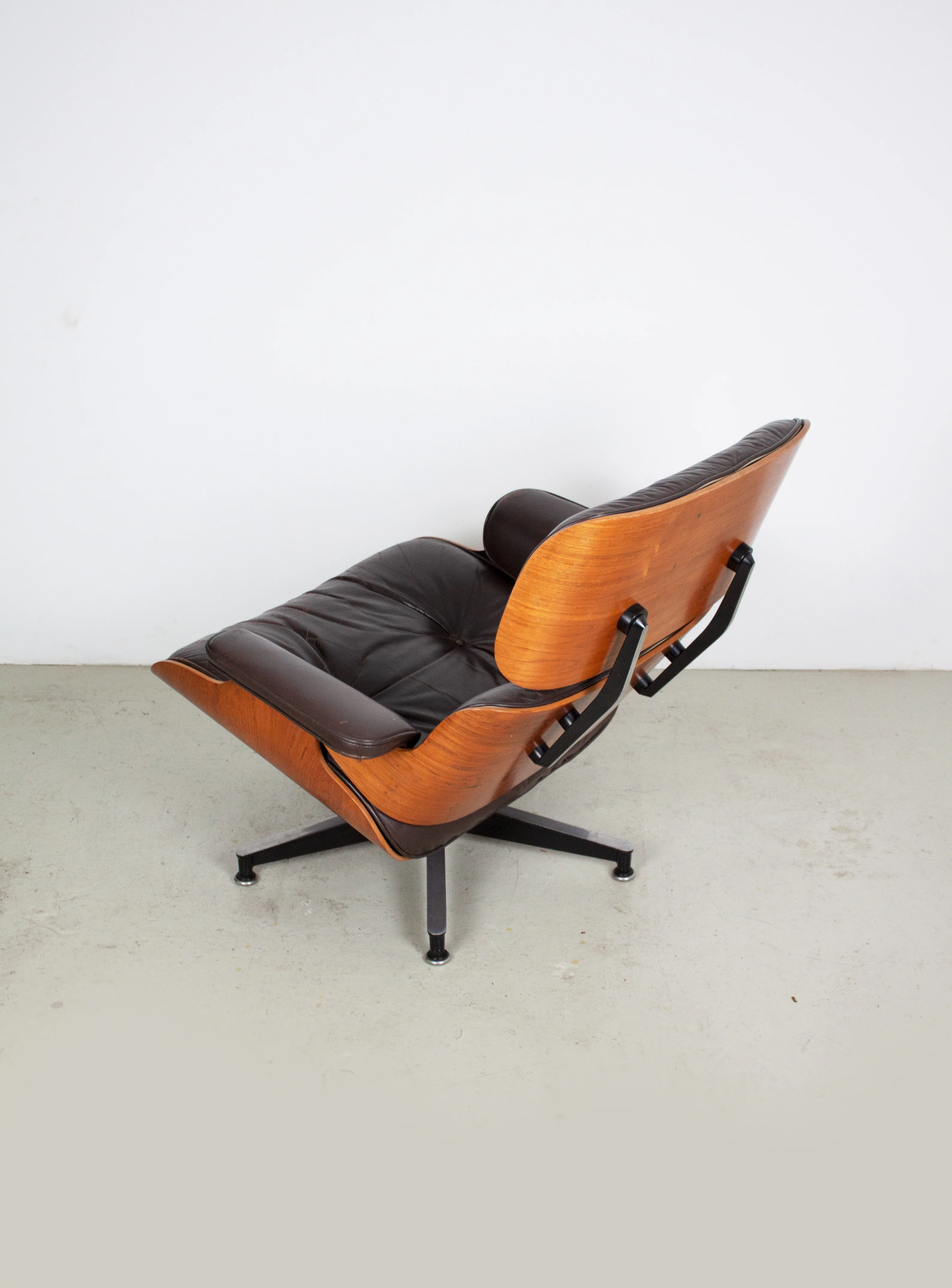 Herman Miller Eames Lounge Chair by Charles and Ray Eames - Image 4