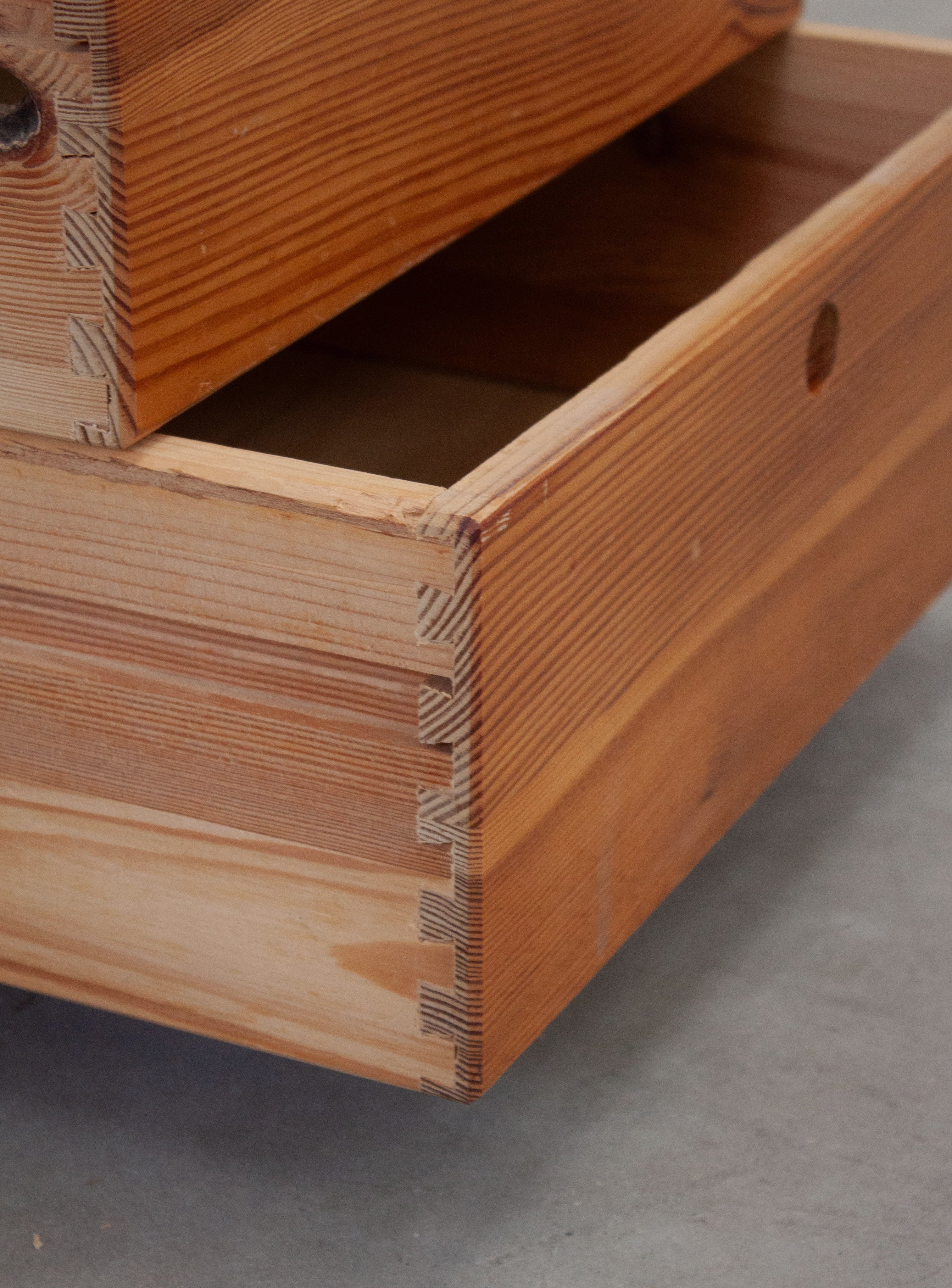 Houtwerk Hattem Pine Chest of Drawers by Ate van Apeldoorn - Image 12