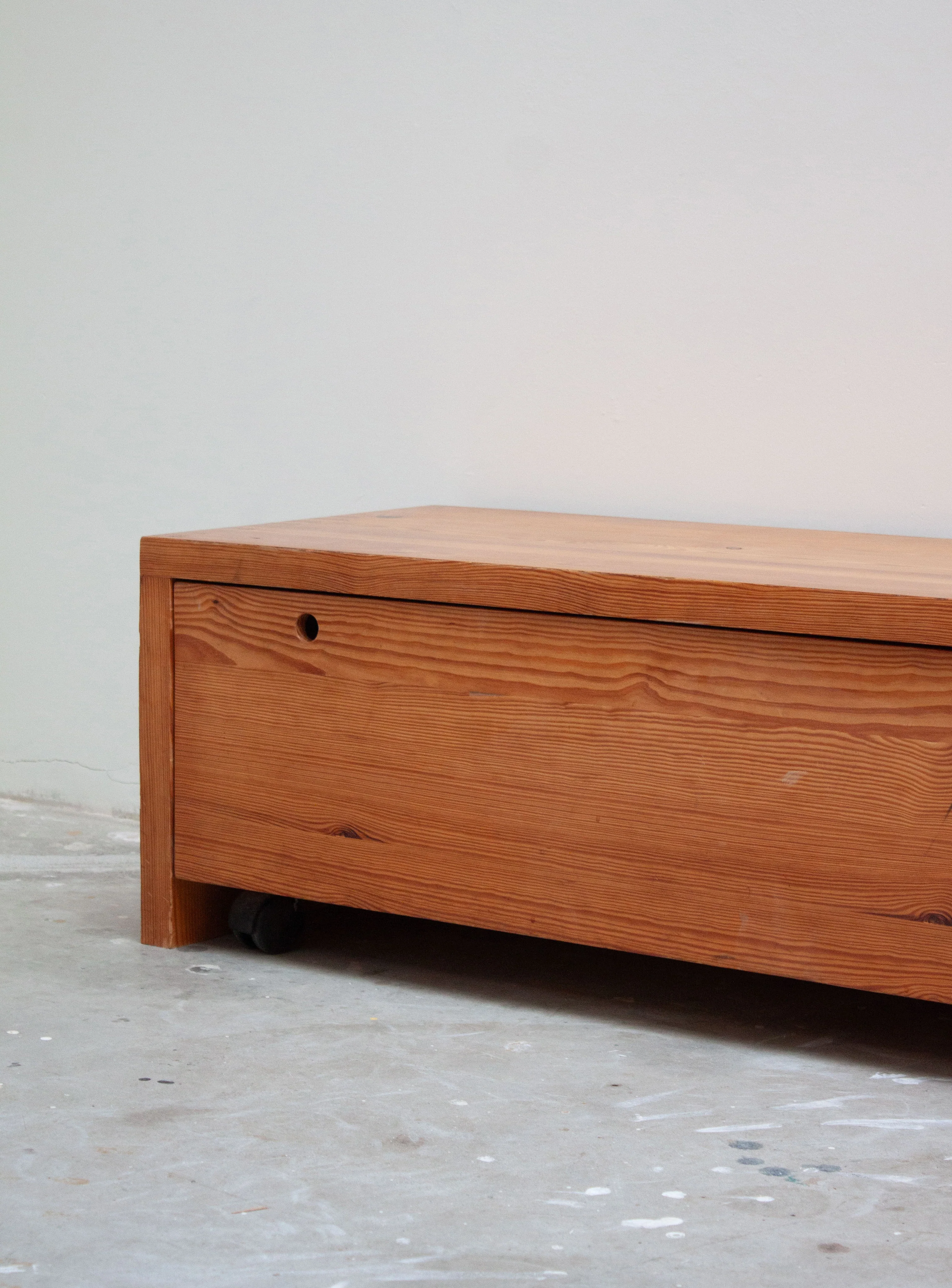 Houtwerk Hattem Pine Lowboard / Bench by Ate van Apeldoorn - Image 10