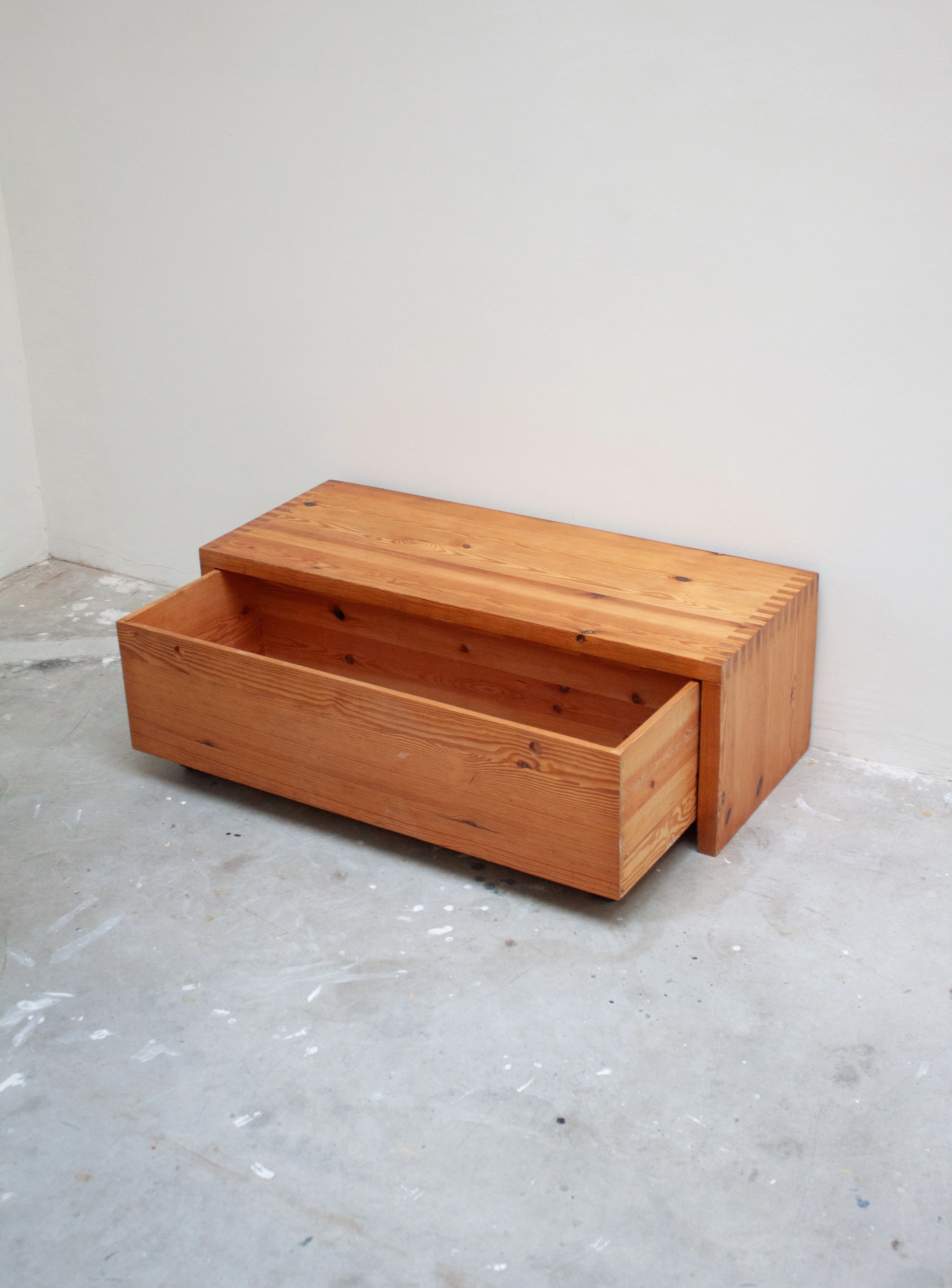 Houtwerk Hattem Pine Lowboard / Bench by Ate van Apeldoorn - Image 11