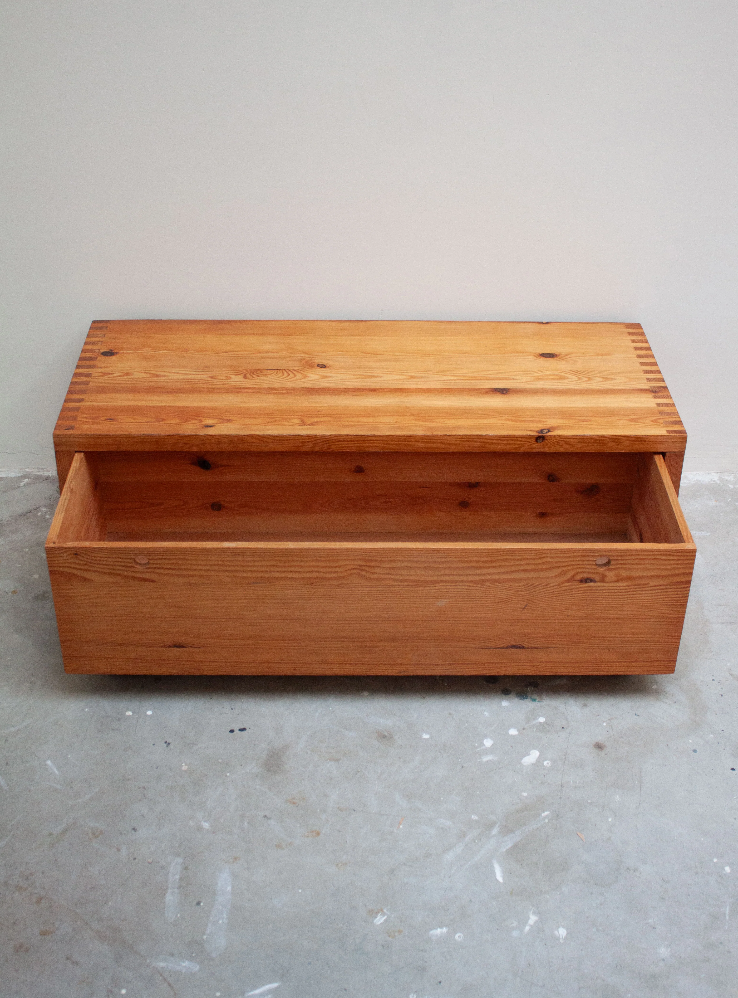 Houtwerk Hattem Pine Lowboard / Bench by Ate van Apeldoorn - Image 12
