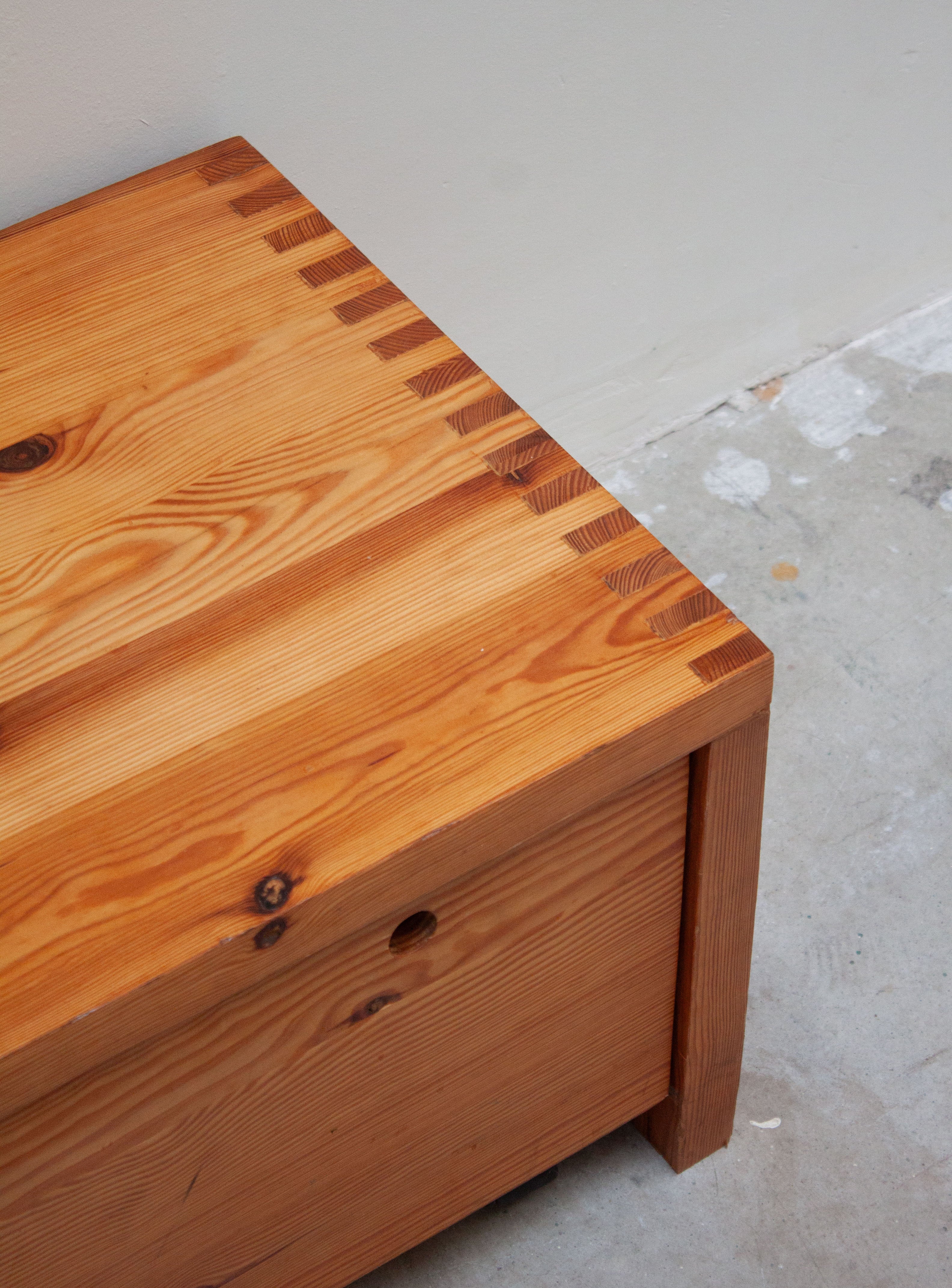 Houtwerk Hattem Pine Lowboard / Bench by Ate van Apeldoorn - Image 15