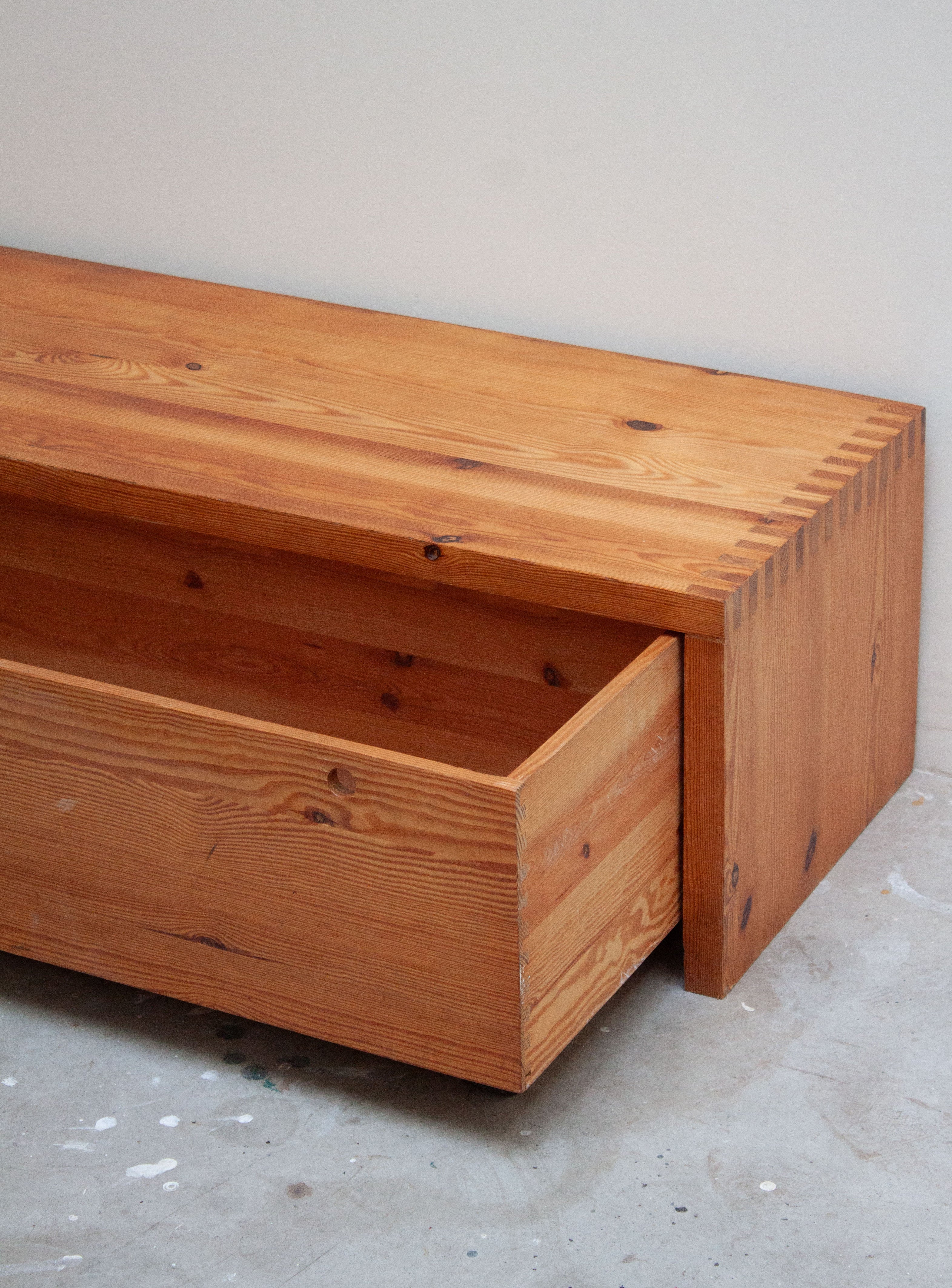 Houtwerk Hattem Pine Lowboard / Bench by Ate van Apeldoorn - Image 16