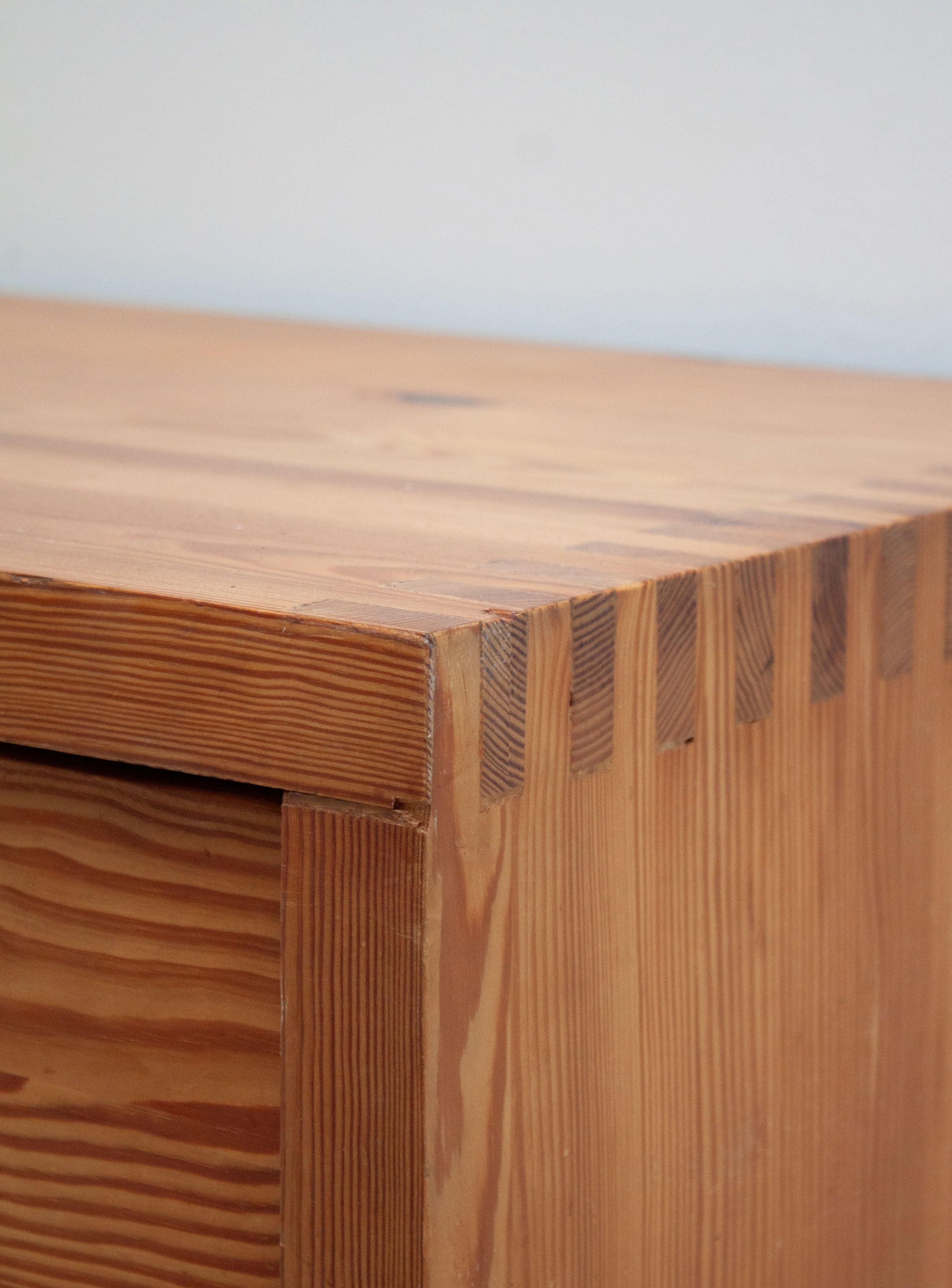 Houtwerk Hattem Pine Lowboard / Bench by Ate van Apeldoorn - Image 17