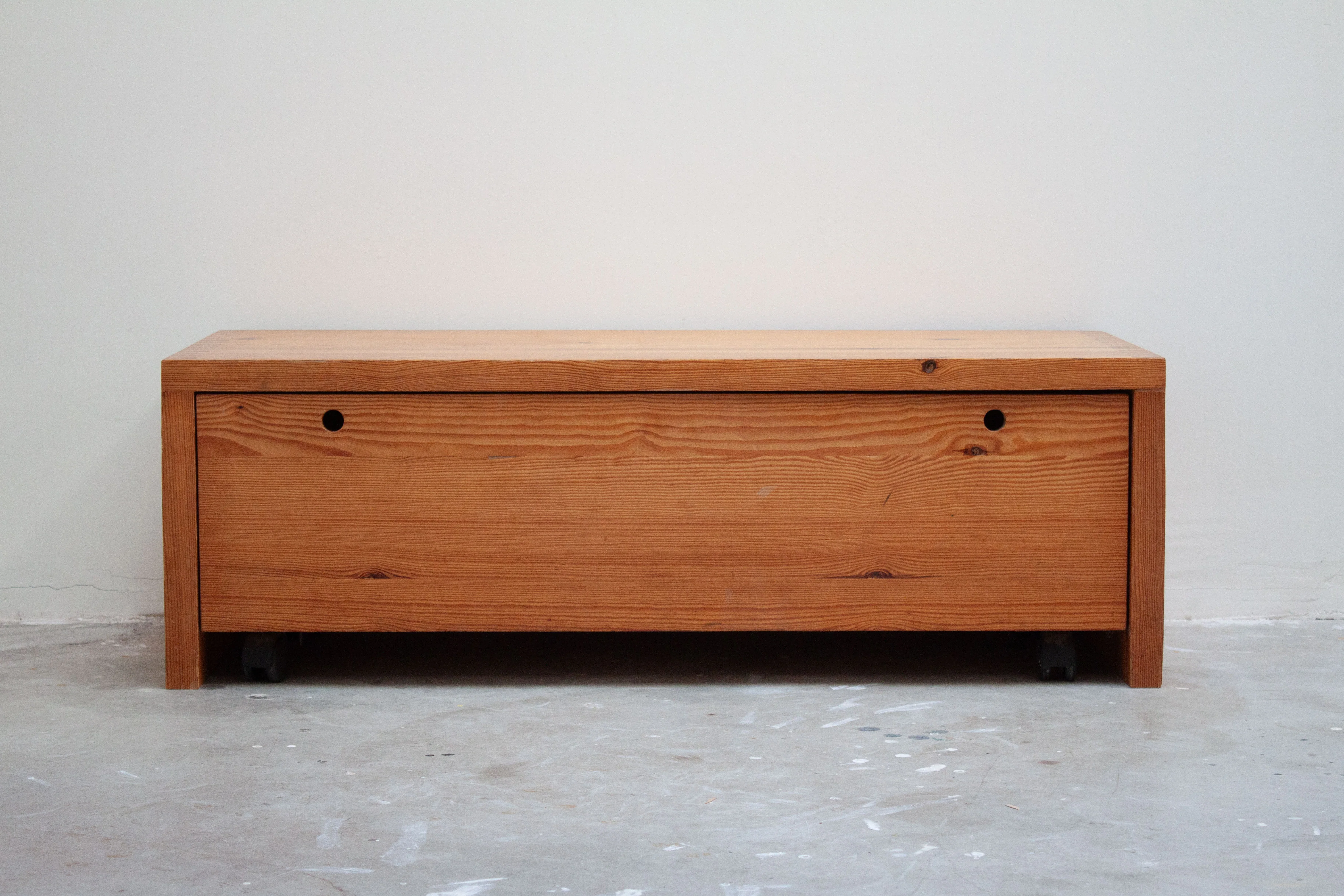 Houtwerk Hattem Pine Lowboard / Bench by Ate van Apeldoorn - Image 3