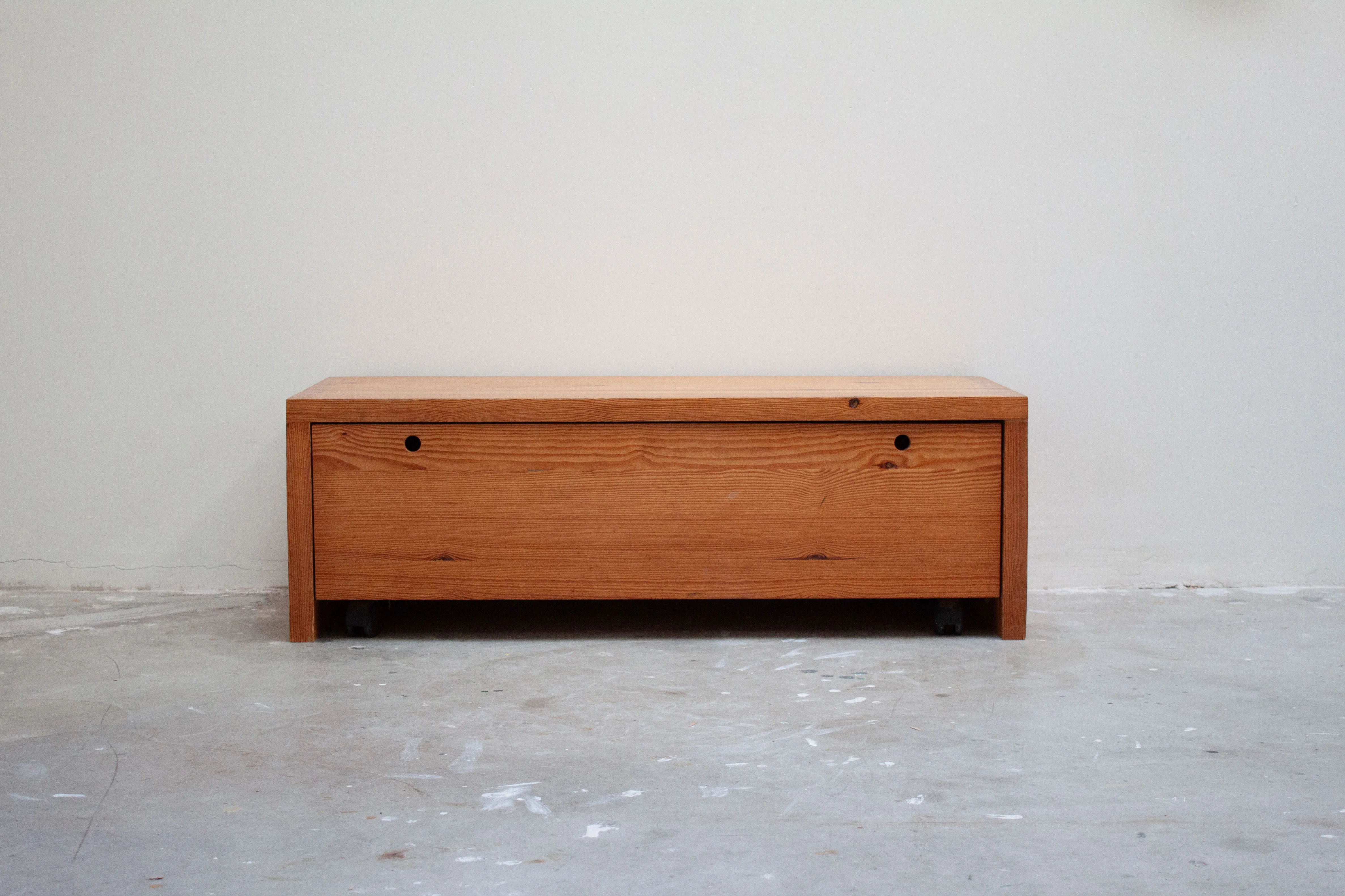 Houtwerk Hattem Pine Lowboard / Bench by Ate van Apeldoorn - Image 5