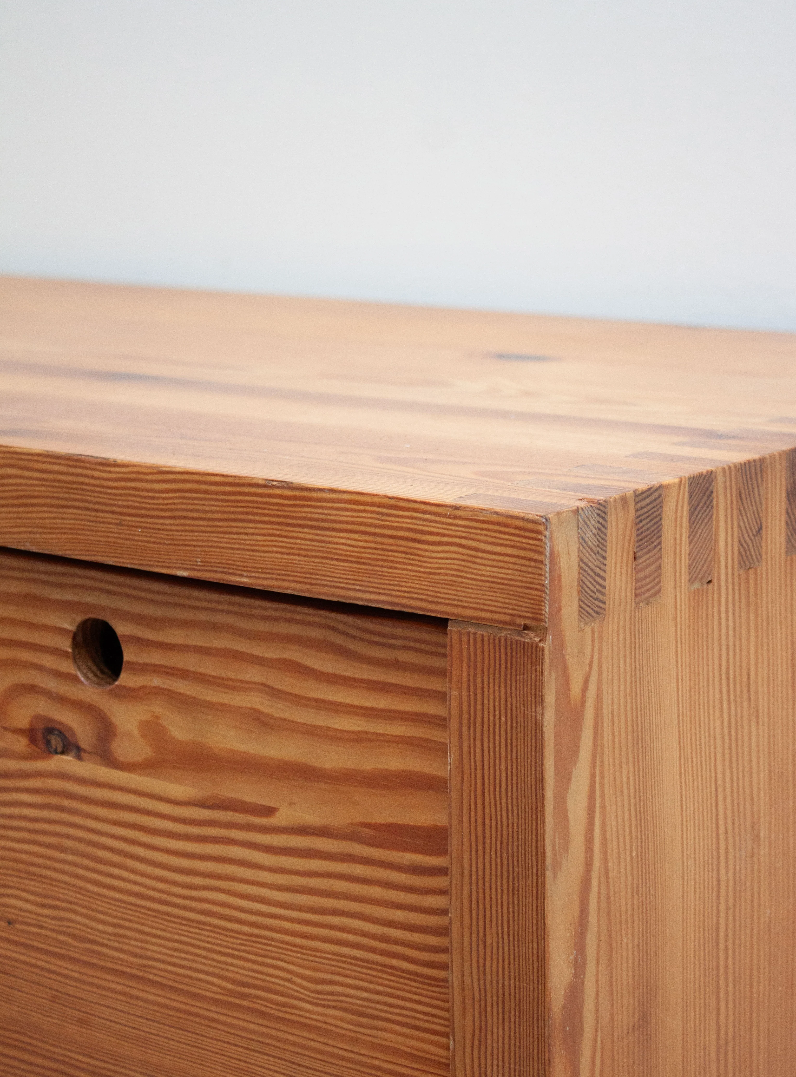 Houtwerk Hattem Pine Lowboard / Bench by Ate van Apeldoorn - Image 7