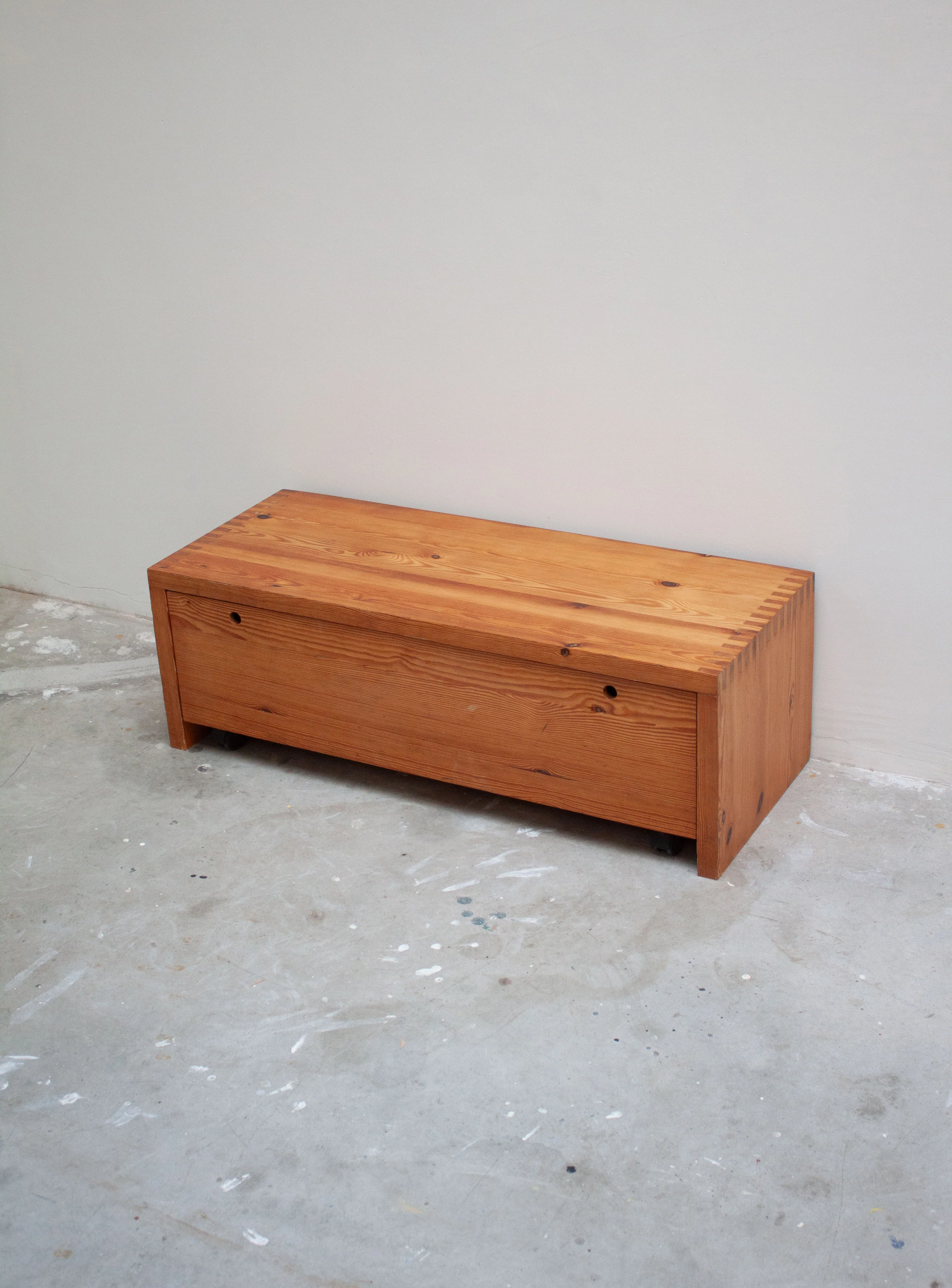 Houtwerk Hattem Pine Lowboard / Bench by Ate van Apeldoorn - Image 8
