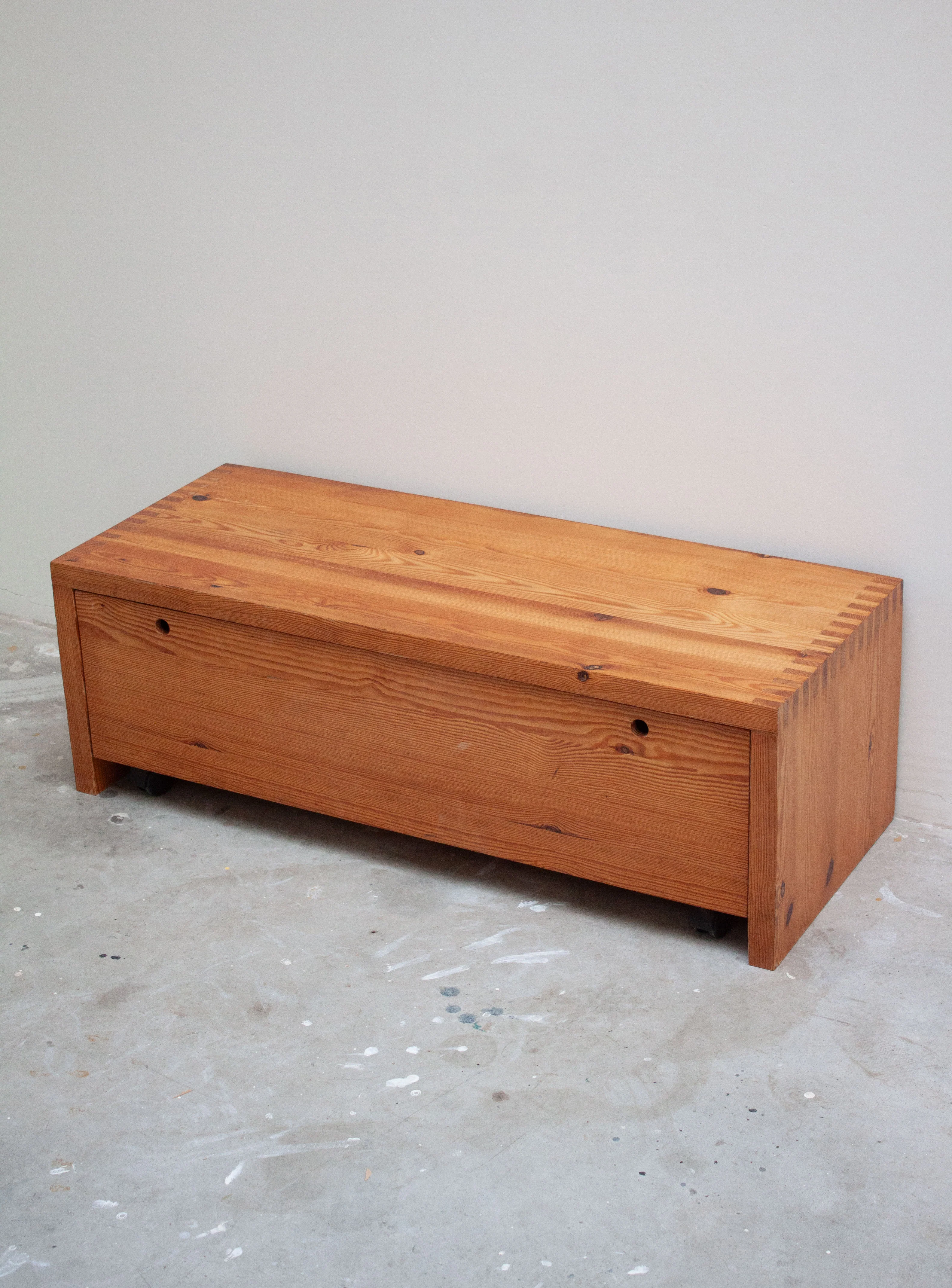 Houtwerk Hattem Pine Lowboard / Bench by Ate van Apeldoorn - Image 9