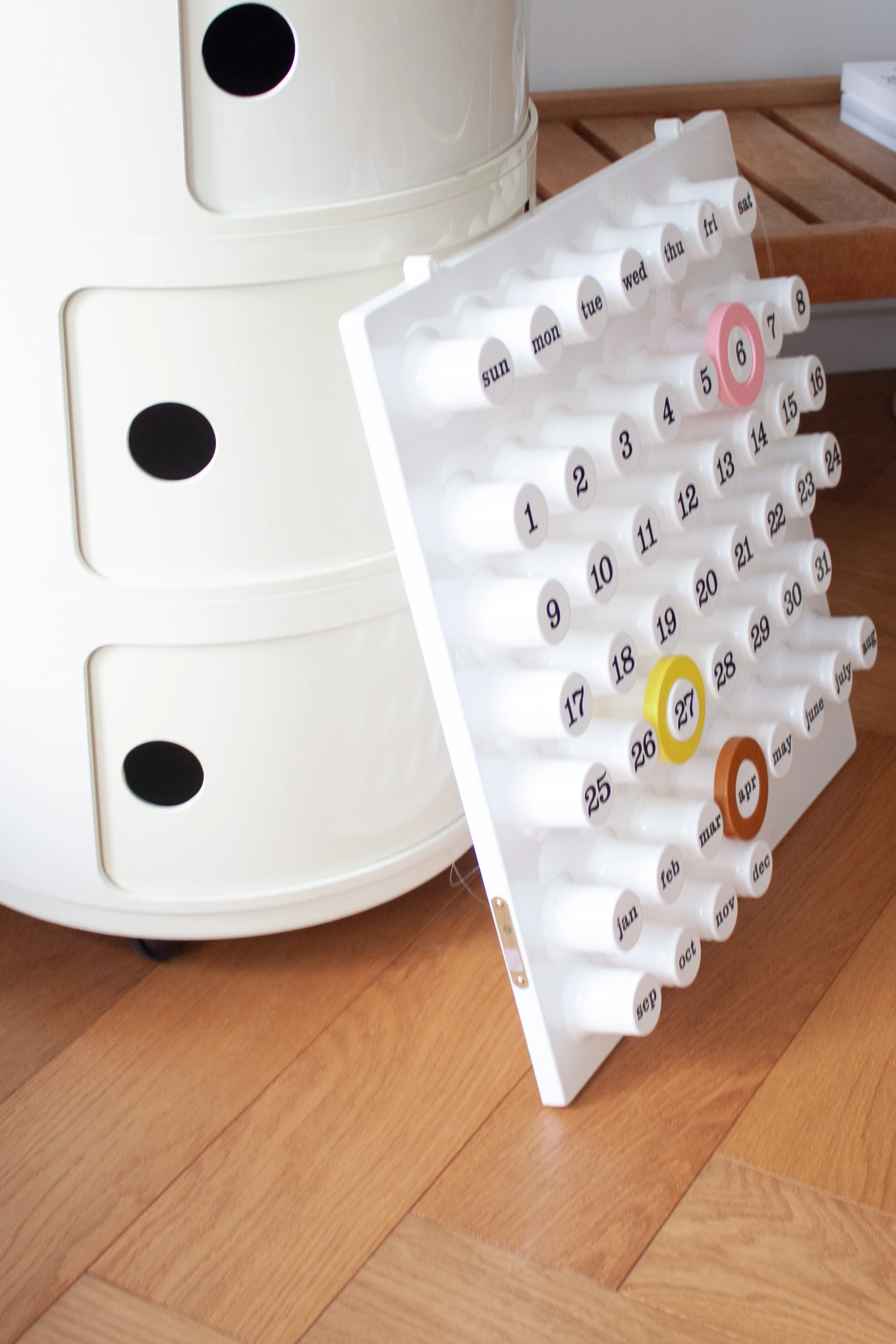 Ring-A-Date Perpetual Calendar by Giorgio Della Beffa (White) - Image 11