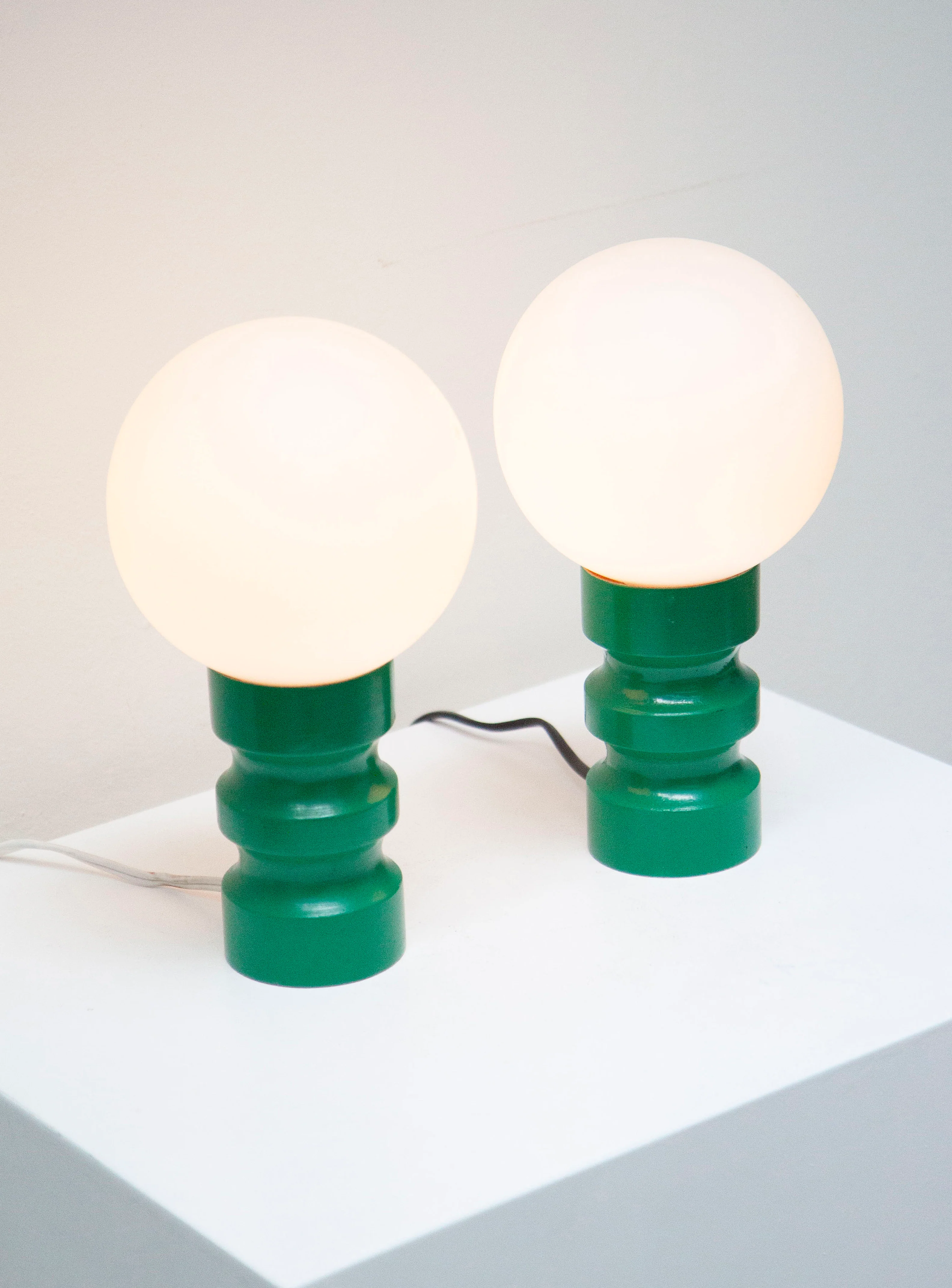 Sphere Desk Lamp (Green) - Image 2