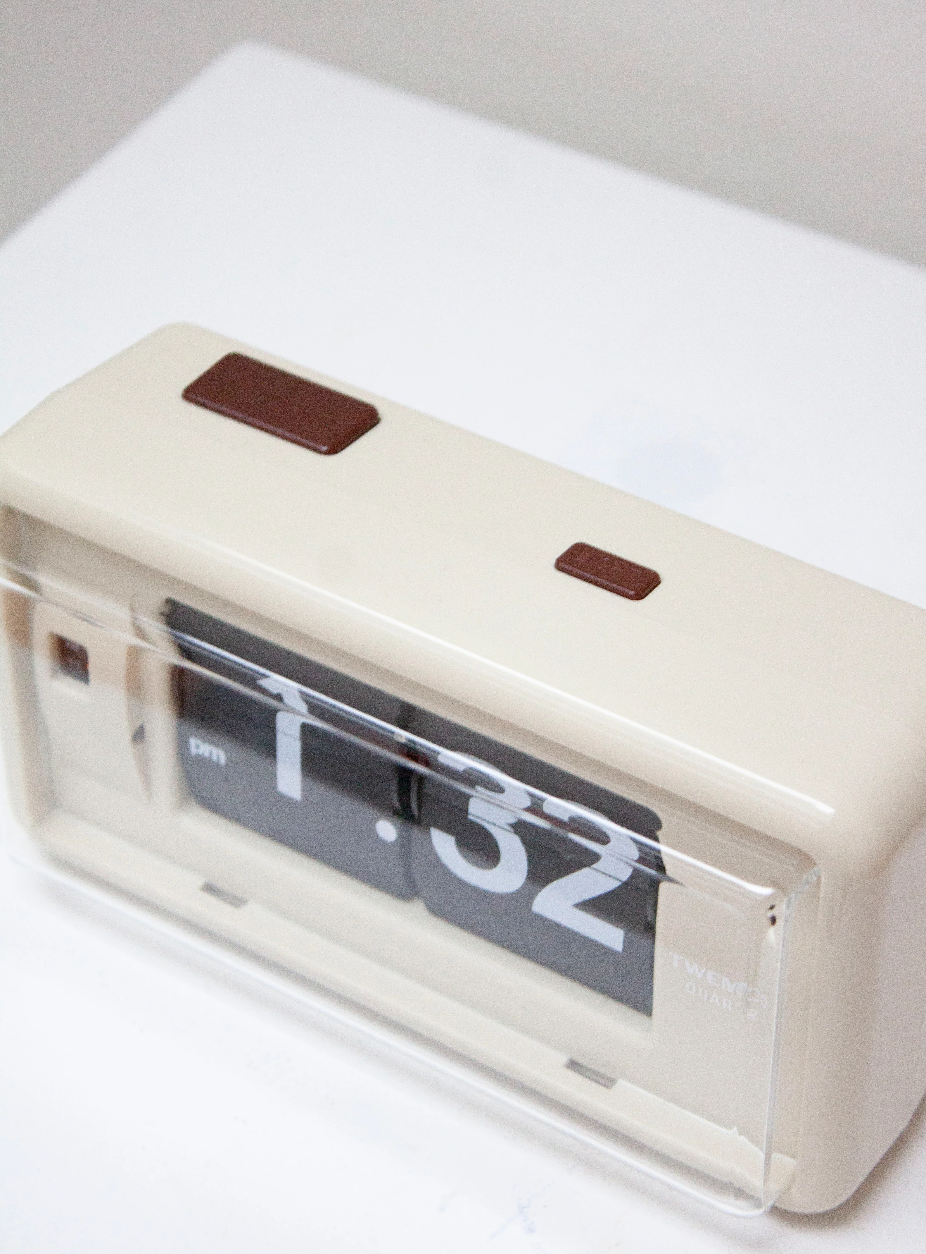 Twemco AL-30 Alarm Flip Clock (Beige/Brown) - Image 4