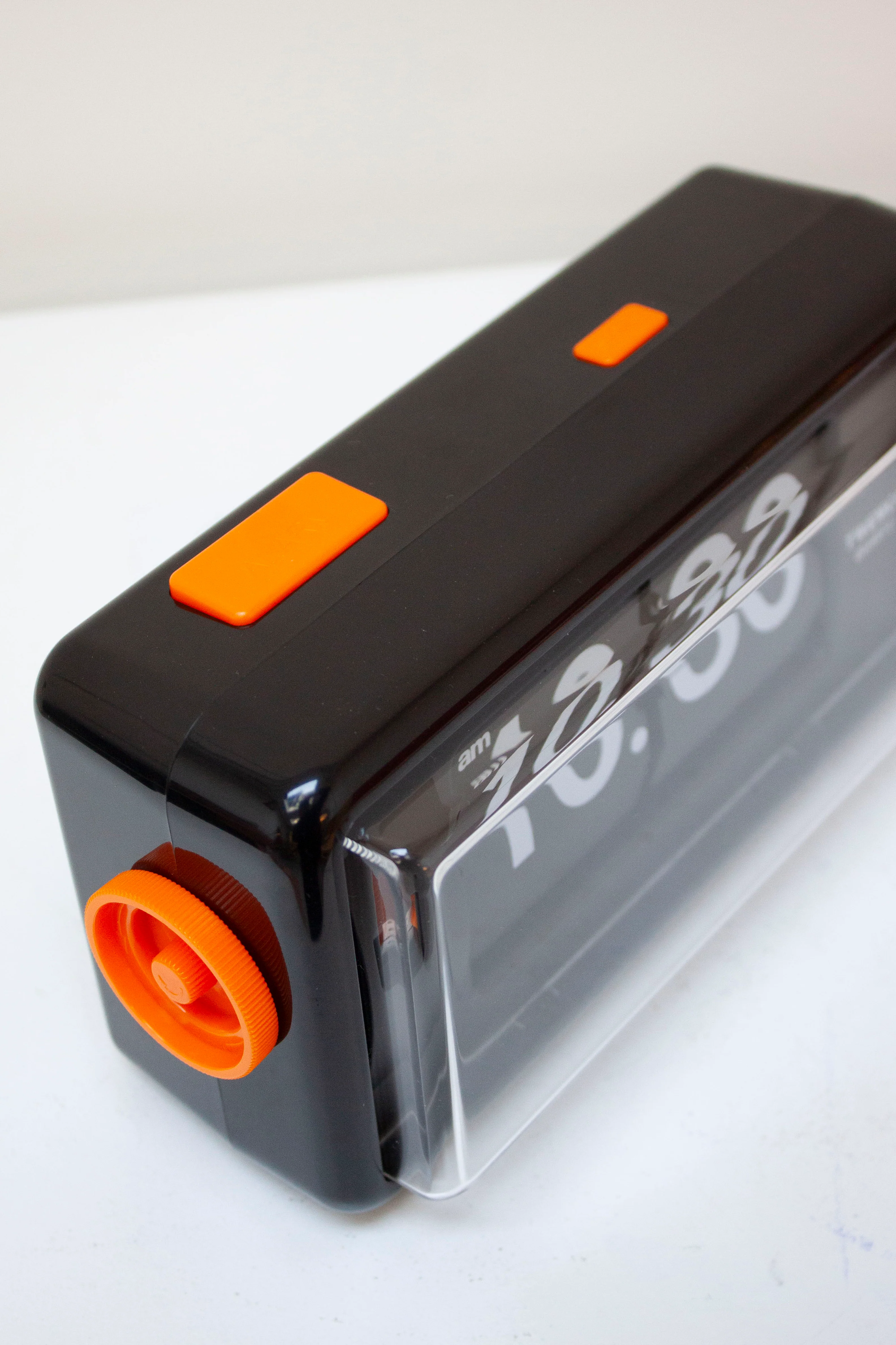 Twemco AL-30 Alarm Flip Clock (Black/Orange) - Image 3