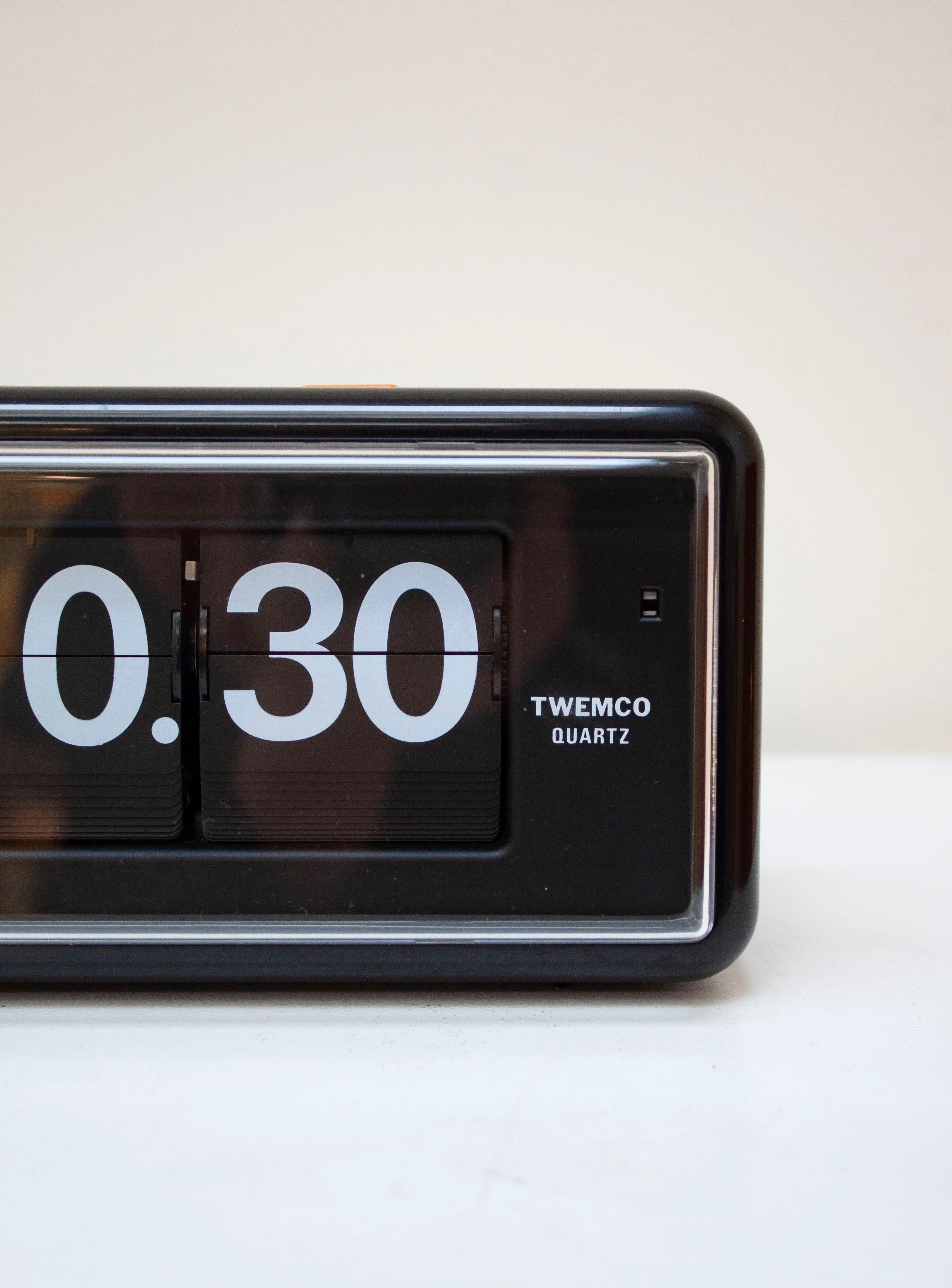 Twemco AL-30 Alarm Flip Clock (Black/Orange) - Image 4