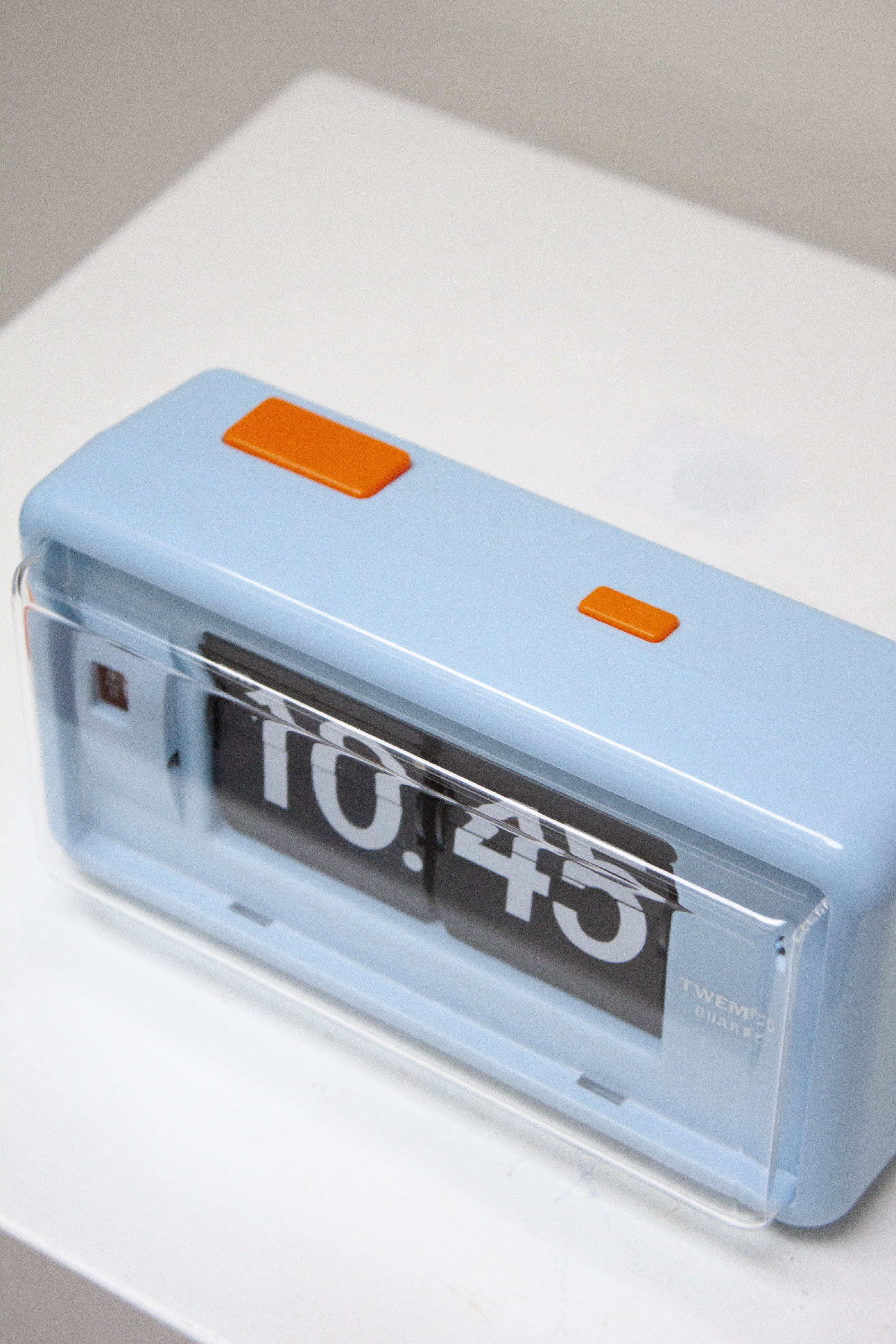Twemco AL-30 Alarm Flip Clock (Blue/Orange) - Image 4