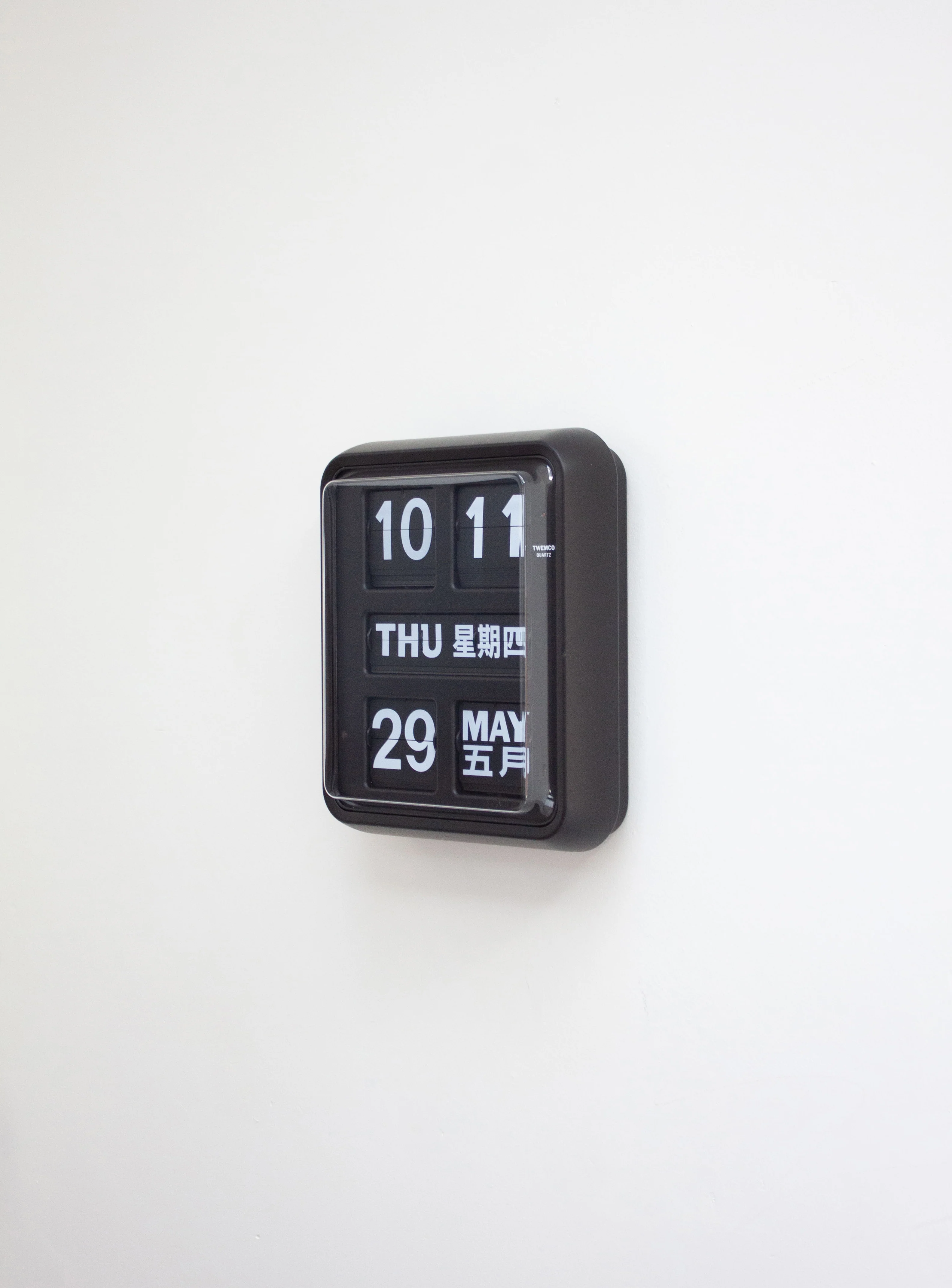 Twemco BQ-170 Calendar Wall Flip Clock (Black/Black) - Image 3