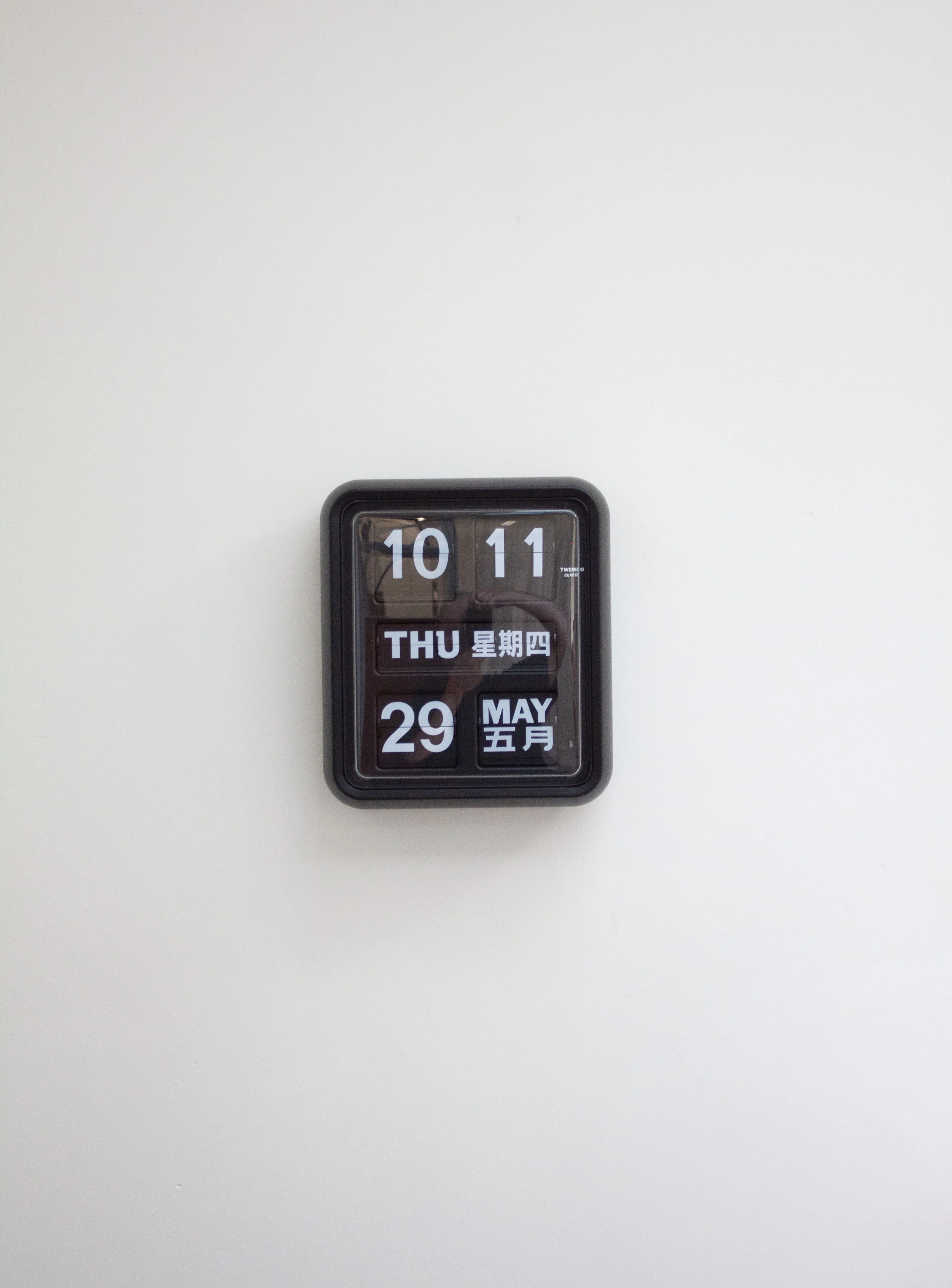 Twemco BQ-170 Calendar Wall Flip Clock (Black/Black) - Image 4