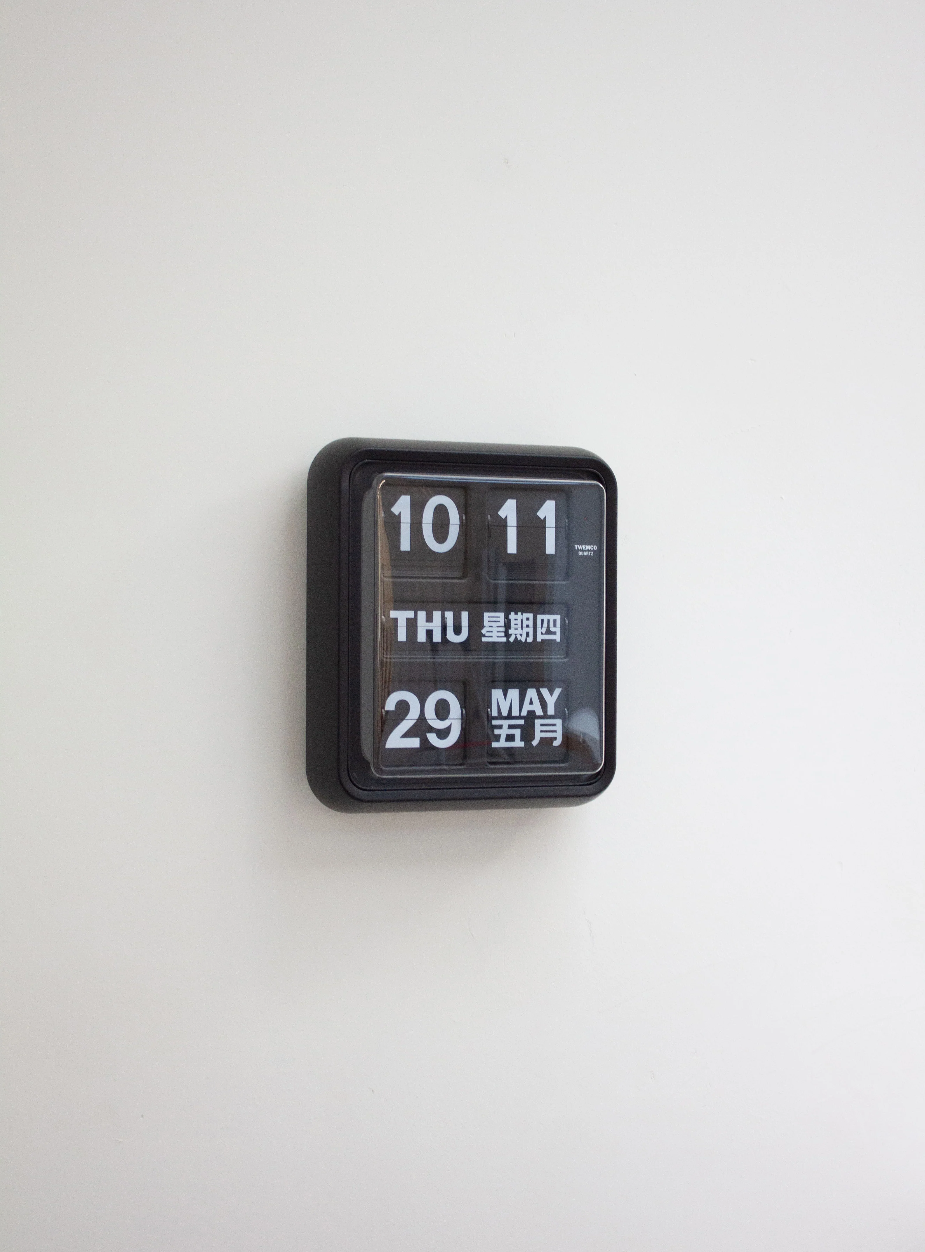 Twemco BQ-170 Calendar Wall Flip Clock (Black/Black) - Image 5