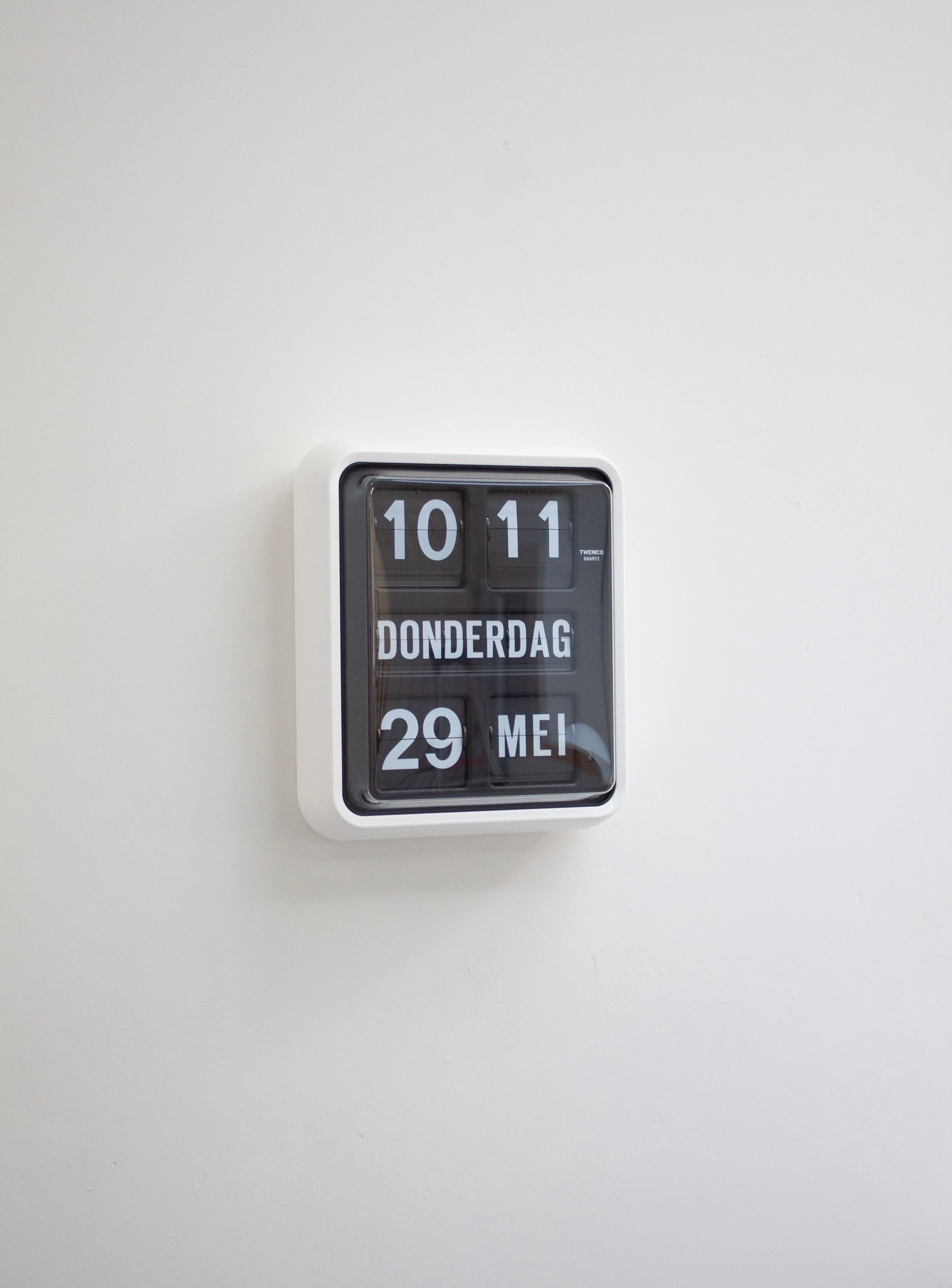 Twemco BQ-170 Calendar Wall Flip Clock (White/Black) - Image 4