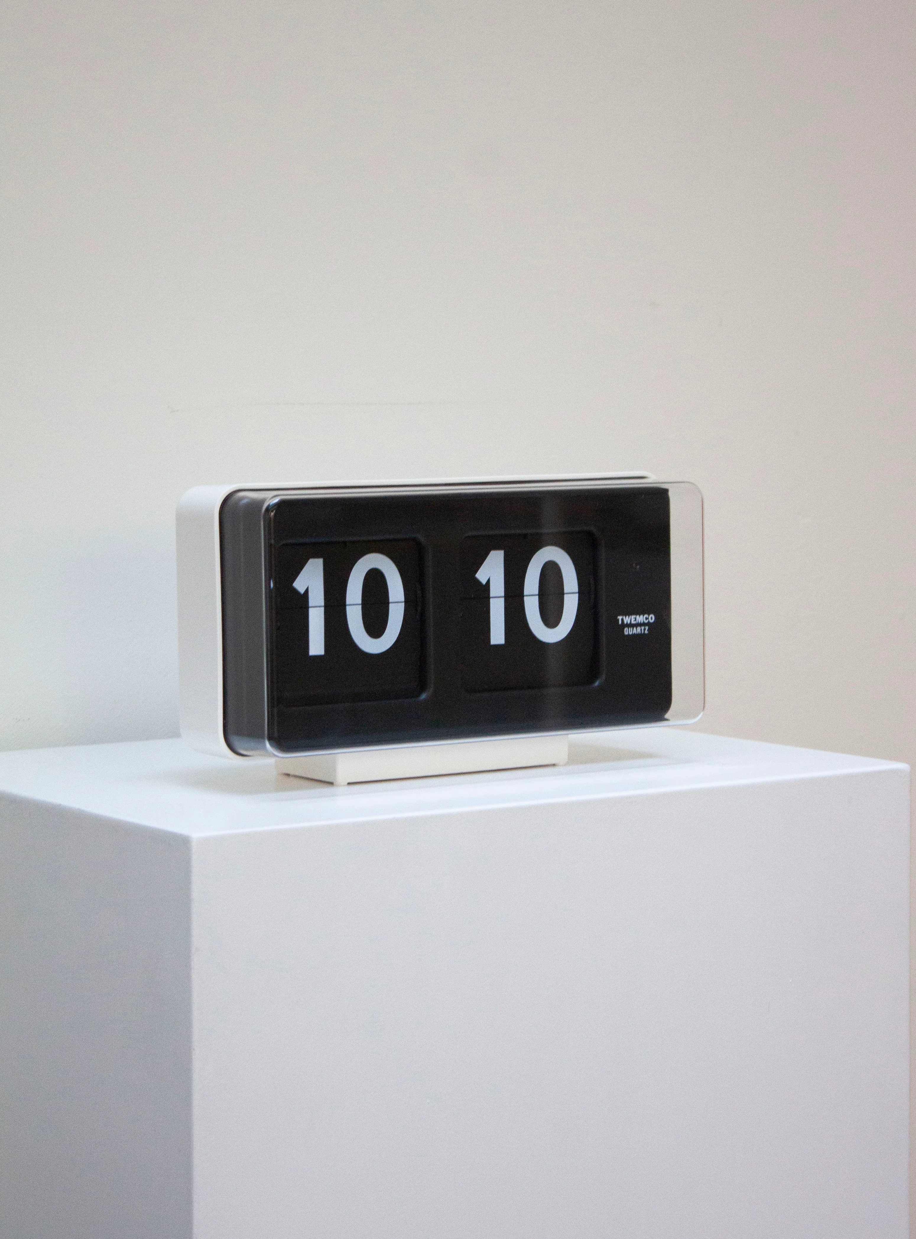 Twemco BQ-50 Flip Clock (White/Black)