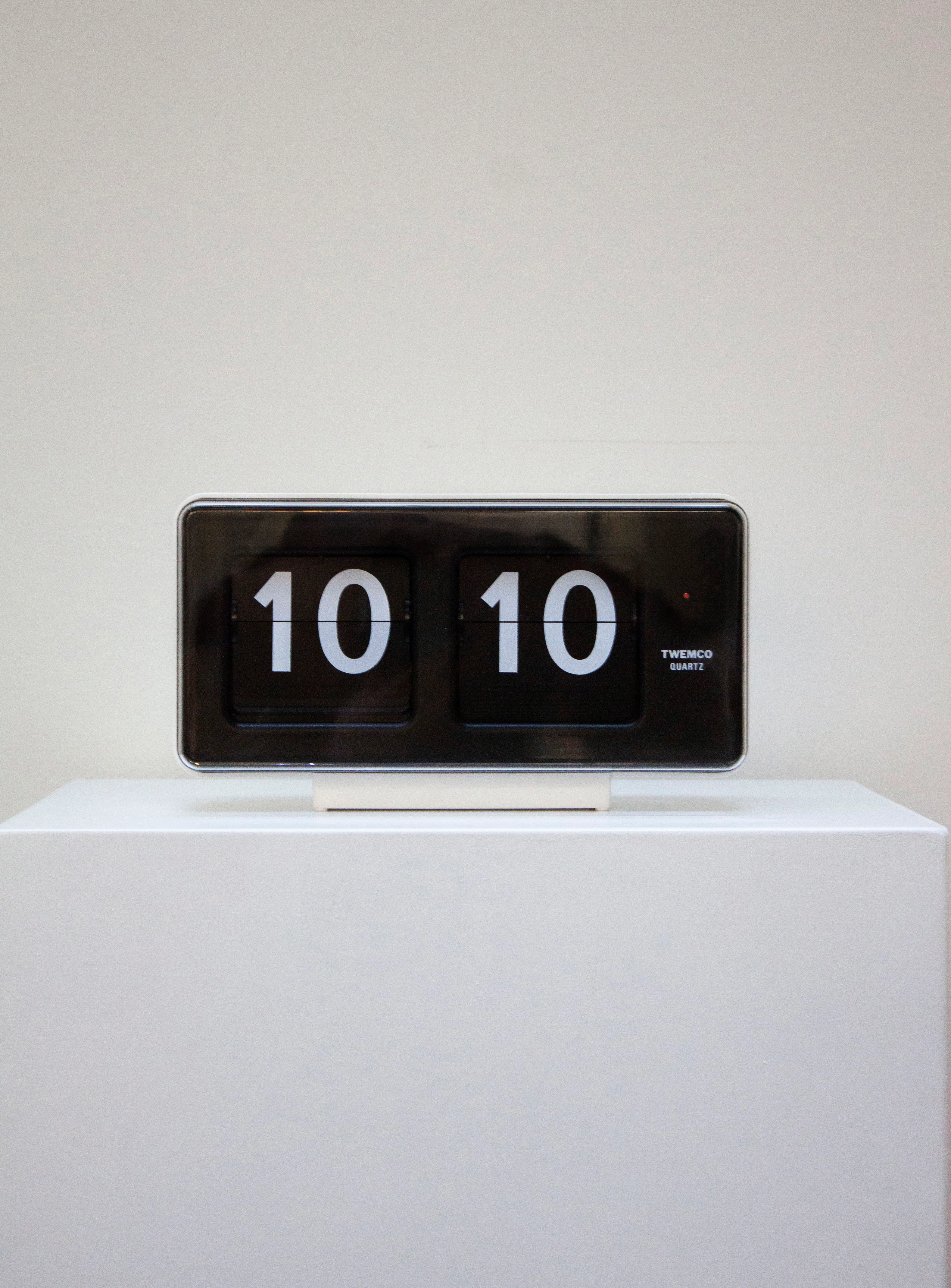 Twemco BQ-50 Flip Clock (White/Black) - Image 2