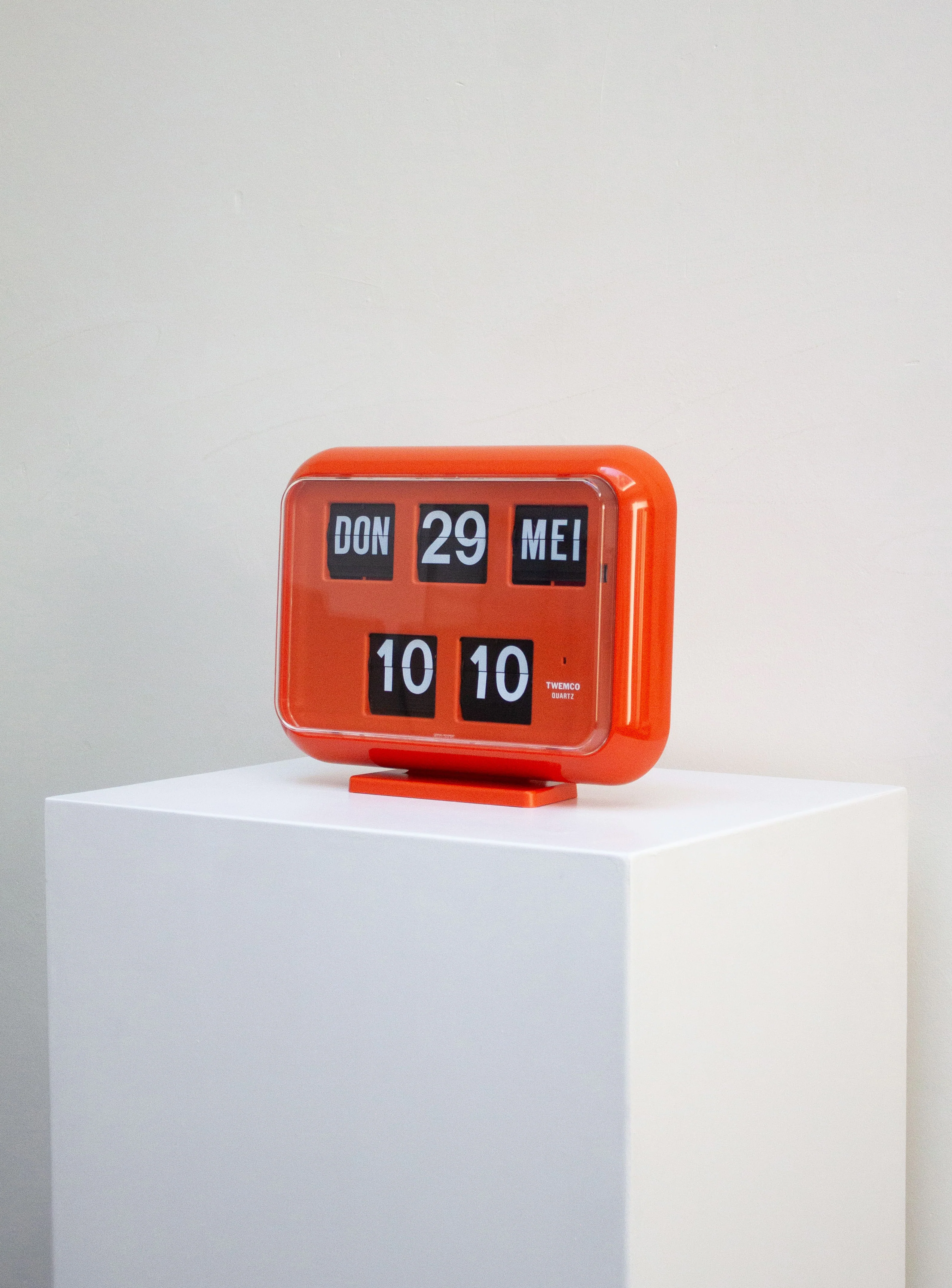Twemco QD-35 Calendar Flip Clock (Orange) - Image 3