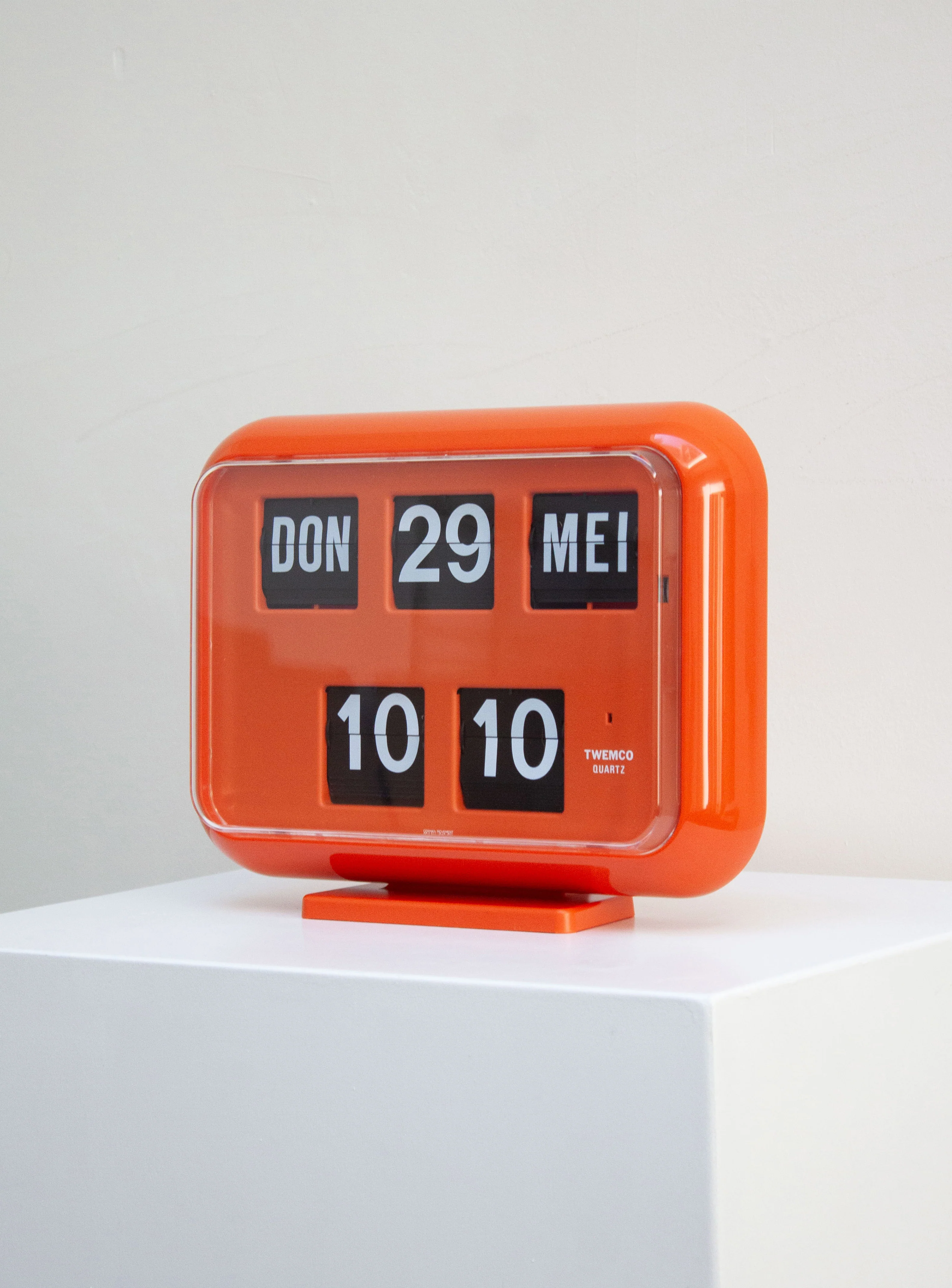 Twemco QD-35 Calendar Flip Clock (Orange) - Image 4